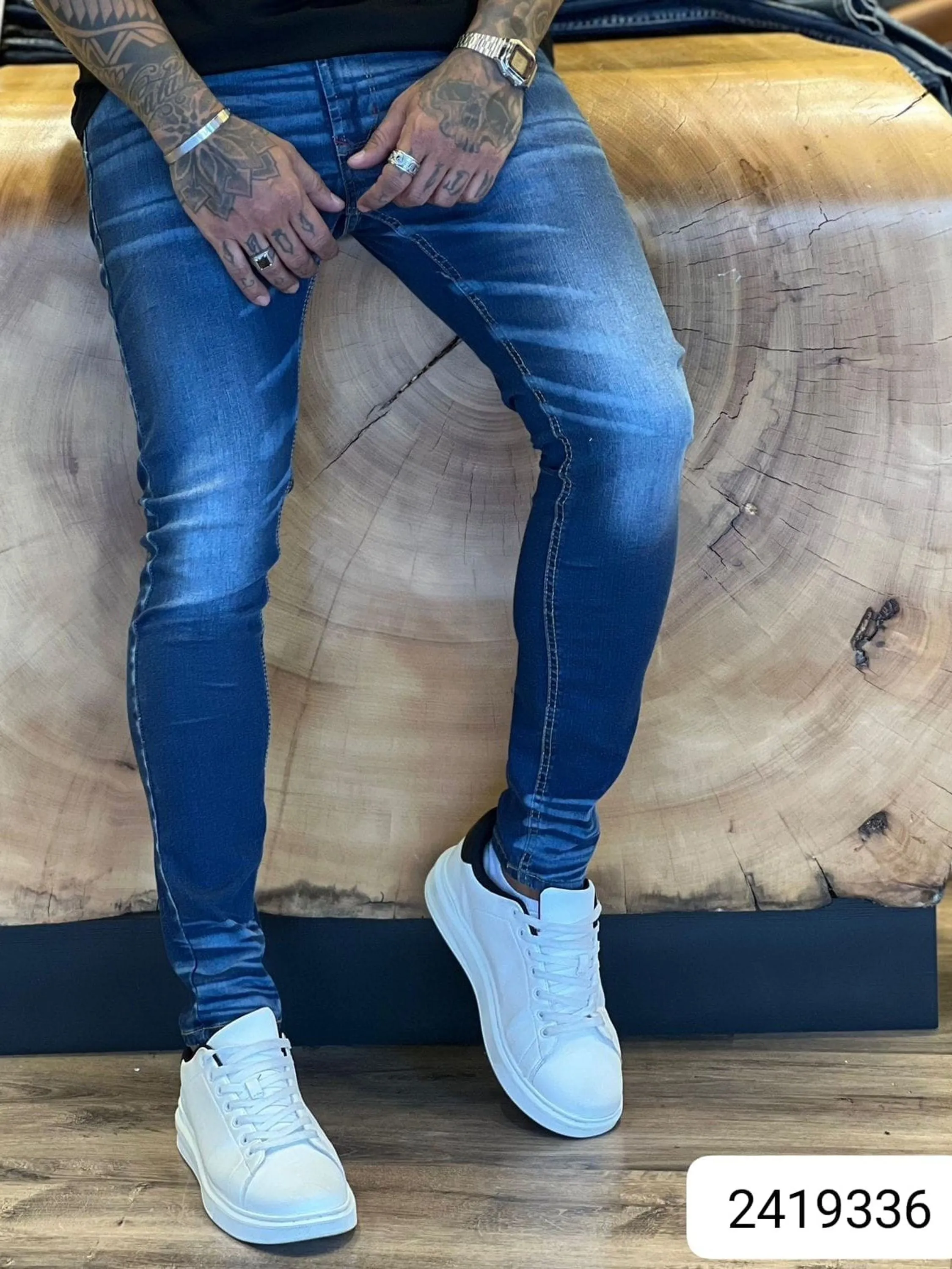 Calça Jogador Jeans Prêmio com Elastano, a escolha perfeita para homens que buscam aliar conforto, estilo e flexibilidade. Feita com denim premium e uma dose generosa de elastano, esta calça oferece um ajuste excepcional que se adapta aos seus movimentos, proporcionando máxima liberdade e conforto. Com um design moderno e detalhes sofisticados, é ideal para quem deseja um visual elegante e casual para qualquer ocasião.  Elasticidade e Conforto: A mistura de denim premium com elastano garante uma calça que se ajusta ao corpo sem restringir os movimentos, oferecendo conforto inigualável durante todo o dia.  Estilo Versátil: O corte moderno e ajustado faz desta calça a escolha perfeita para combinar com camisetas, camisas ou blazers, permitindo transitar facilmente entre o casual e o sofisticado.  Detalhes de Alta Qualidade: Acabamentos refinados, costuras reforçadas e bolsos funcionais conferem um toque de elegância e praticidade, fazendo desta calça uma peça essencial no seu guarda-roupa.  Durabilidade Premium: Feita com materiais de alta qualidade que garantem resistência ao uso diário, mantendo a forma e o estilo impecáveis por muito mais tempo.  Adicione a calça Jogador Jeans Prêmio com Elastano ao seu carrinho agora e experimente o conforto e a elegância que você merece