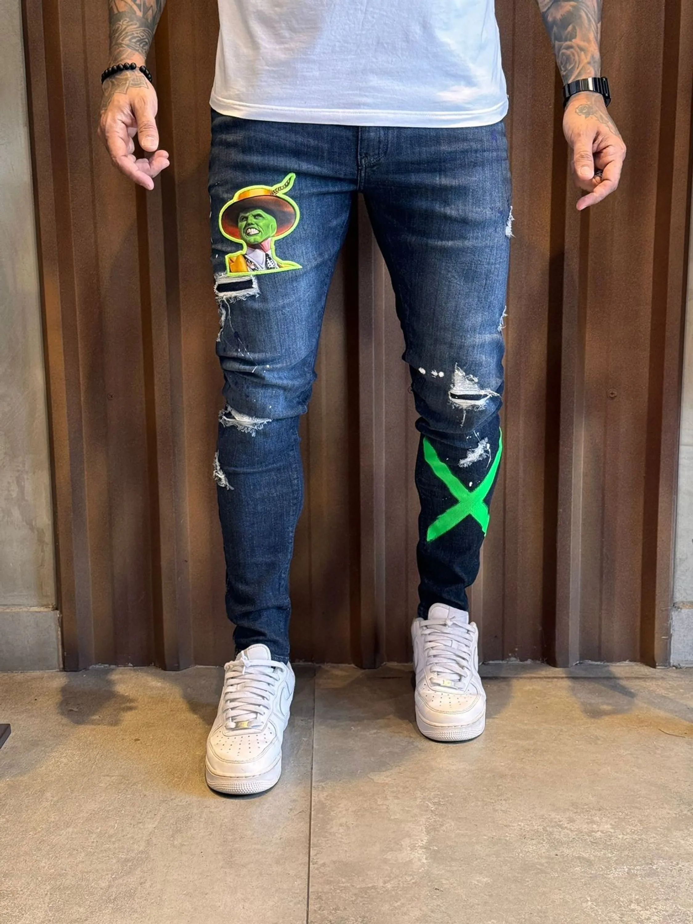 Calça Jogador Jeans Prêmio com Elastano, a escolha perfeita para homens que buscam aliar conforto, estilo e flexibilidade. Feita com denim premium e uma dose generosa de elastano, esta calça oferece um ajuste excepcional que se adapta aos seus movimentos, proporcionando máxima liberdade e conforto. Com um design moderno e detalhes sofisticados, é ideal para quem deseja um visual elegante e casual para qualquer ocasião.  Elasticidade e Conforto: A mistura de denim premium com elastano garante uma calça que se ajusta ao corpo sem restringir os movimentos, oferecendo conforto inigualável durante todo o dia.  Estilo Versátil: O corte moderno e ajustado faz desta calça a escolha perfeita para combinar com camisetas, camisas ou blazers, permitindo transitar facilmente entre o casual e o sofisticado.  Detalhes de Alta Qualidade: Acabamentos refinados, costuras reforçadas e bolsos funcionais conferem um toque de elegância e praticidade, fazendo desta calça uma peça essencial no seu guarda-roupa.  Durabilidade Premium: Feita com materiais de alta qualidade que garantem resistência ao uso diário, mantendo a forma e o estilo impecáveis por muito mais tempo.  Adicione a calça Jogador Jeans Prêmio com Elastano ao seu carrinho agora e experimente o conforto e a elegância que você merece