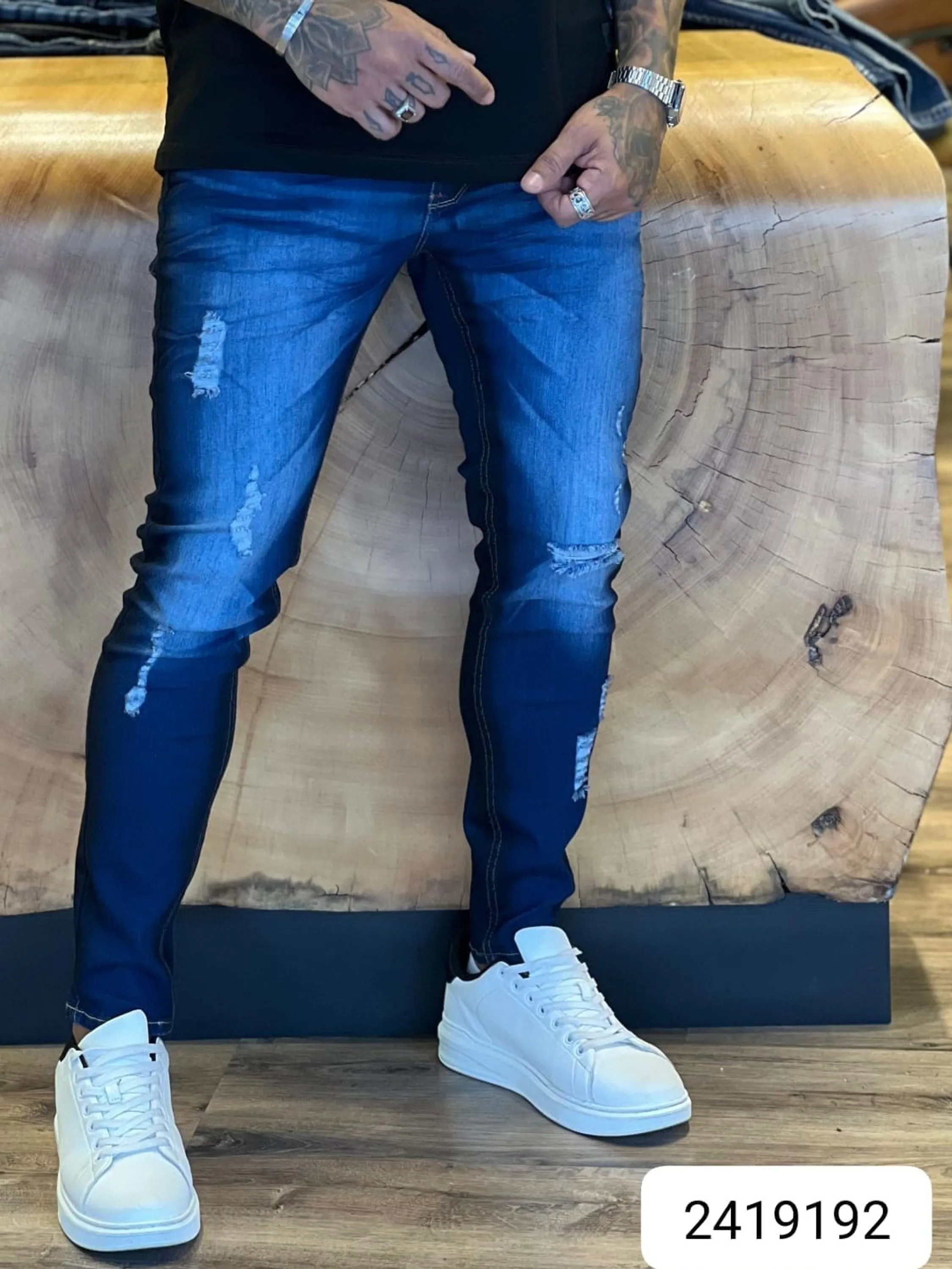 Calça Jogador Jeans Prêmio com Elastano, a escolha perfeita para homens que buscam aliar conforto, estilo e flexibilidade. Feita com denim premium e uma dose generosa de elastano, esta calça oferece um ajuste excepcional que se adapta aos seus movimentos, proporcionando máxima liberdade e conforto. Com um design moderno e detalhes sofisticados, é ideal para quem deseja um visual elegante e casual para qualquer ocasião.  Elasticidade e Conforto: A mistura de denim premium com elastano garante uma calça que se ajusta ao corpo sem restringir os movimentos, oferecendo conforto inigualável durante todo o dia.  Estilo Versátil: O corte moderno e ajustado faz desta calça a escolha perfeita para combinar com camisetas, camisas ou blazers, permitindo transitar facilmente entre o casual e o sofisticado.  Detalhes de Alta Qualidade: Acabamentos refinados, costuras reforçadas e bolsos funcionais conferem um toque de elegância e praticidade, fazendo desta calça uma peça essencial no seu guarda-roupa.  Durabilidade Premium: Feita com materiais de alta qualidade que garantem resistência ao uso diário, mantendo a forma e o estilo impecáveis por muito mais tempo.  Adicione a calça Jogador Jeans Prêmio com Elastano ao seu carrinho agora e experimente o conforto e a elegância que você merece