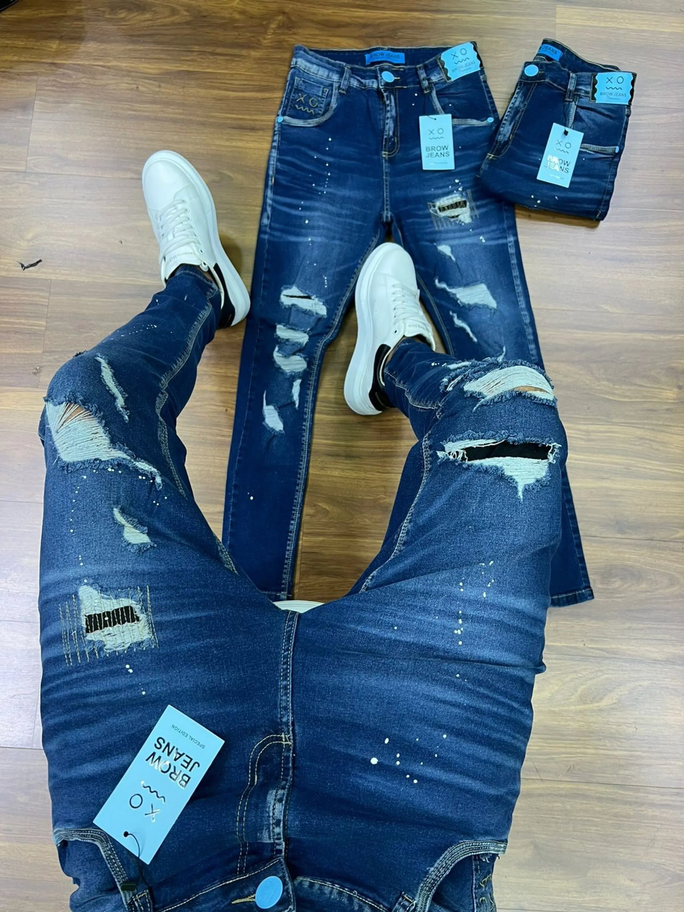 Calça Jeans  Prêmio com Elastano, a escolha perfeita para homens que buscam aliar conforto, estilo e flexibilidade. Feita com denim premium e uma dose generosa de elastano, esta calça oferece um ajuste excepcional que se adapta aos seus movimentos, proporcionando máxima liberdade e conforto. Com um design moderno e detalhes sofisticados, é ideal para quem deseja um visual elegante e casual para qualquer ocasião.  Elasticidade e Conforto: A mistura de denim premium com elastano garante uma calça que se ajusta ao corpo sem restringir os movimentos, oferecendo conforto inigualável durante todo o dia.  Estilo Versátil: O corte moderno e ajustado faz desta calça a escolha perfeita para combinar com camisetas, camisas ou blazers, permitindo transitar facilmente entre o casual e o sofisticado.  Detalhes de Alta Qualidade: Acabamentos refinados, costuras reforçadas e bolsos funcionais conferem um toque de elegância e praticidade, fazendo desta calça uma peça essencial no seu guarda-roupa.  Durabilidade Premium: Feita com materiais de alta qualidade que garantem resistência ao uso diário, mantendo a forma e o estilo impecáveis por muito mais tempo.  Adicione a calça Jogador Jeans Prêmio com Elastano ao seu carrinho agora e experimente o conforto e a elegância que você merece