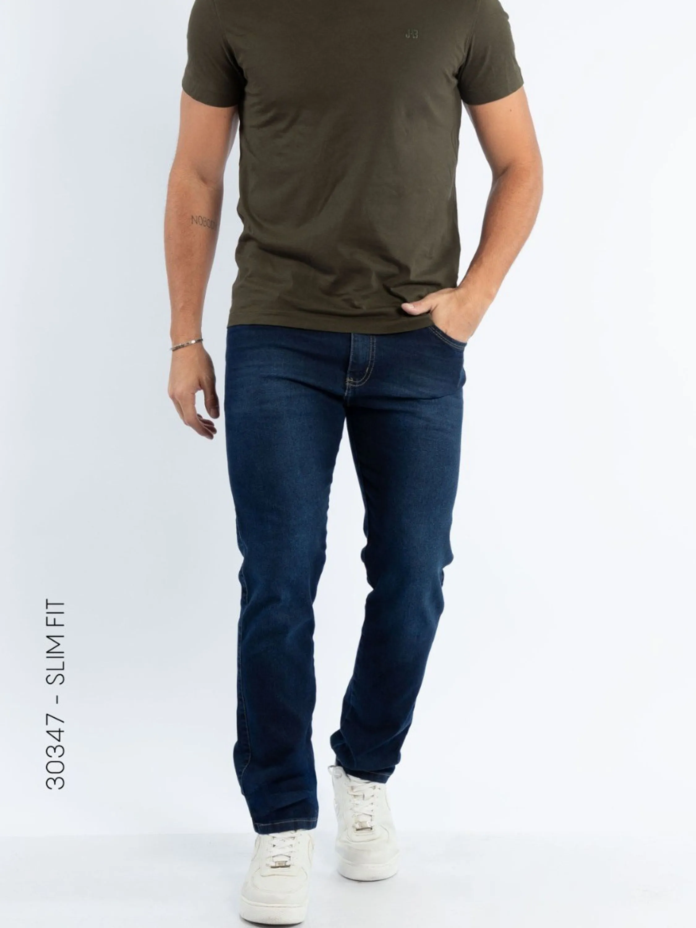 Calça Jeans Masculina Biotipo  Calça slim fit masculina, feita em algodão, poliéster e elastano de lavagem escura . Possui forro de bolso. *Zíper e botão frontal *Pala reta *Bolsos ... diversos modelos disponíveis