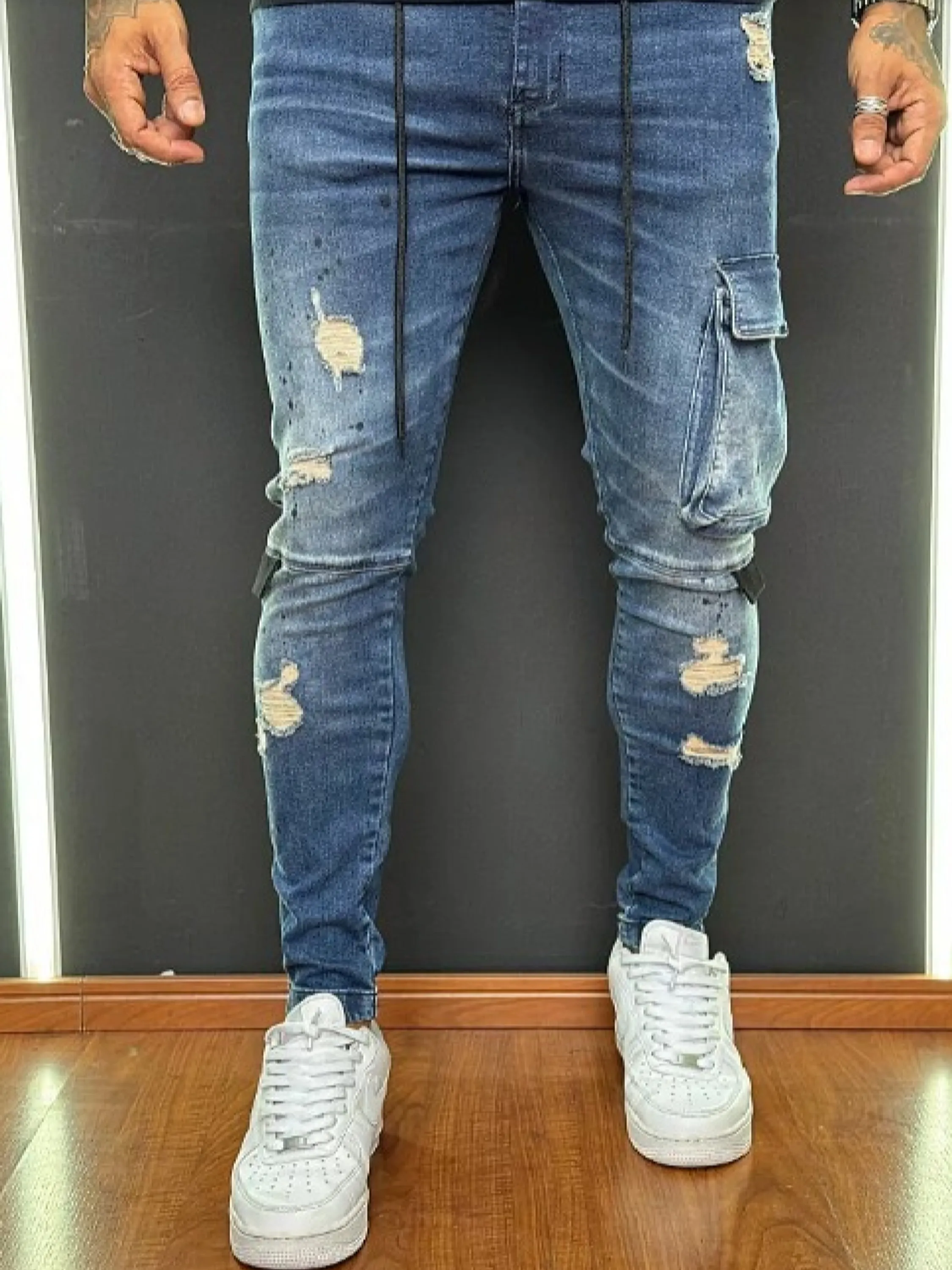 Calça Jogador Jeans Prêmio com Elastano, a escolha perfeita para homens que buscam aliar conforto, estilo e flexibilidade. Feita com denim premium e uma dose generosa de elastano, esta calça oferece um ajuste excepcional que se adapta aos seus movimentos, proporcionando máxima liberdade e conforto. Com um design moderno e detalhes sofisticados, é ideal para quem deseja um visual elegante e casual para qualquer ocasião.  Elasticidade e Conforto: A mistura de denim premium com elastano garante uma calça que se ajusta ao corpo sem restringir os movimentos, oferecendo conforto inigualável durante todo o dia.  Estilo Versátil: O corte moderno e ajustado faz desta calça a escolha perfeita para combinar com camisetas, camisas ou blazers, permitindo transitar facilmente entre o casual e o sofisticado.  Detalhes de Alta Qualidade: Acabamentos refinados, costuras reforçadas e bolsos funcionais conferem um toque de elegância e praticidade, fazendo desta calça uma peça essencial no seu guarda-roupa.  Durabilidade Premium: Feita com materiais de alta qualidade que garantem resistência ao uso diário, mantendo a forma e o estilo impecáveis por muito mais tempo.  Adicione a calça Jogador Jeans Prêmio com Elastano ao seu carrinho agora e experimente o conforto e a elegância que você merece