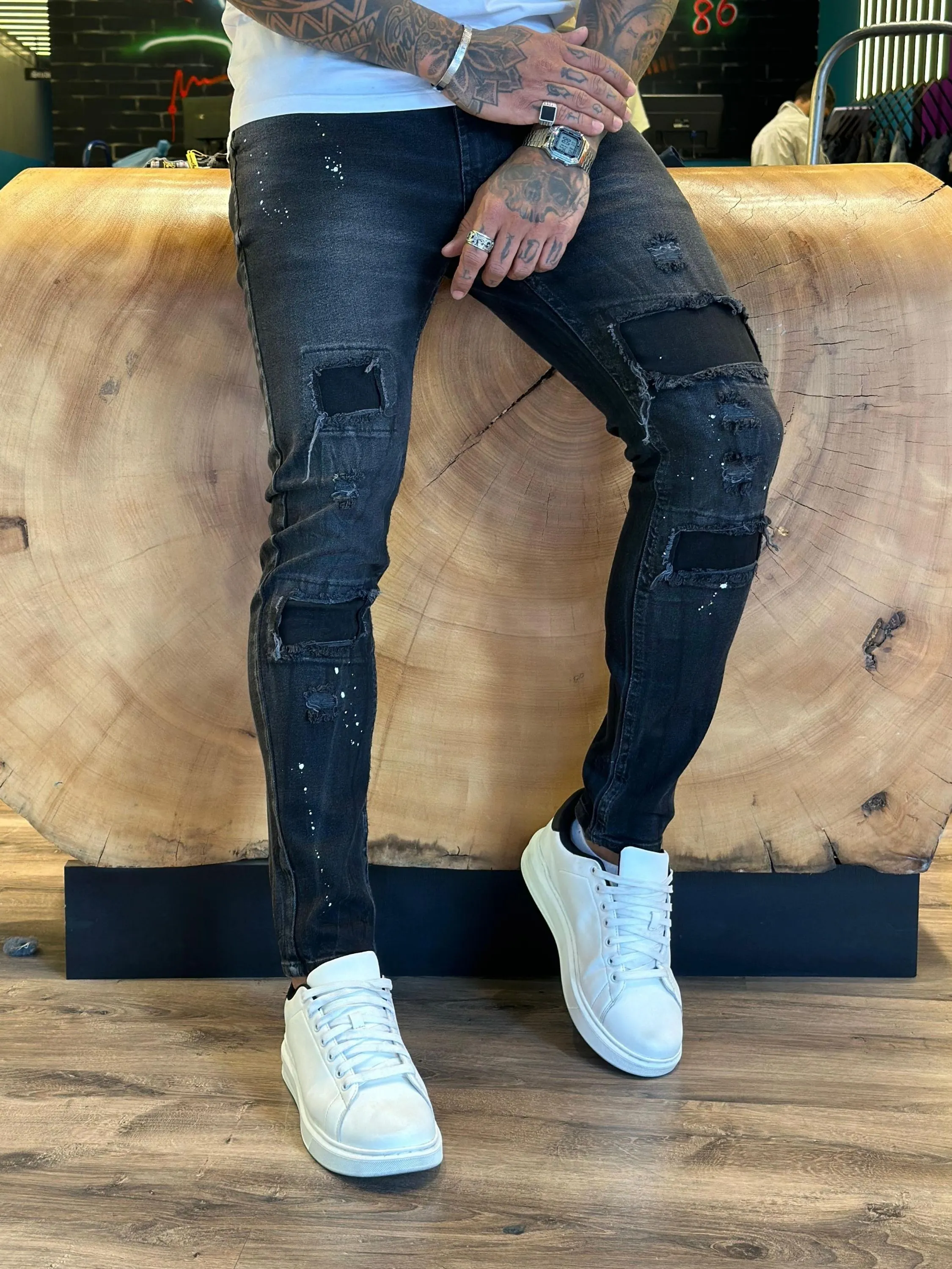 Calça Jeans CityDenim86  tonalidade escura destroyer alguns detalhes na peça, modelagem super skinny disponível nos tamanhos do 38 ao 48