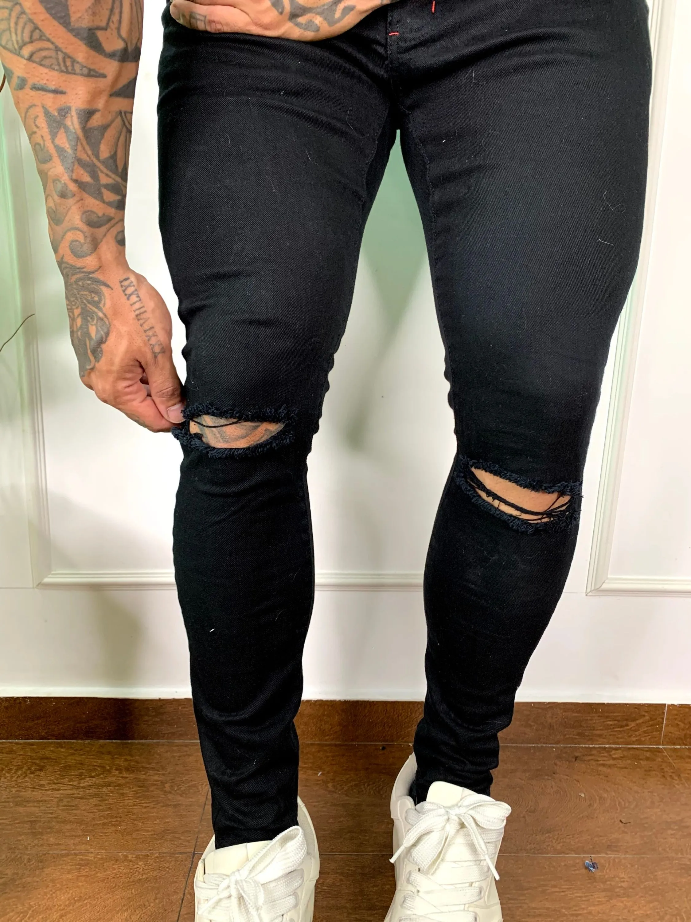 calça jeans masculina skinny preta com rasgos nos joelhos
