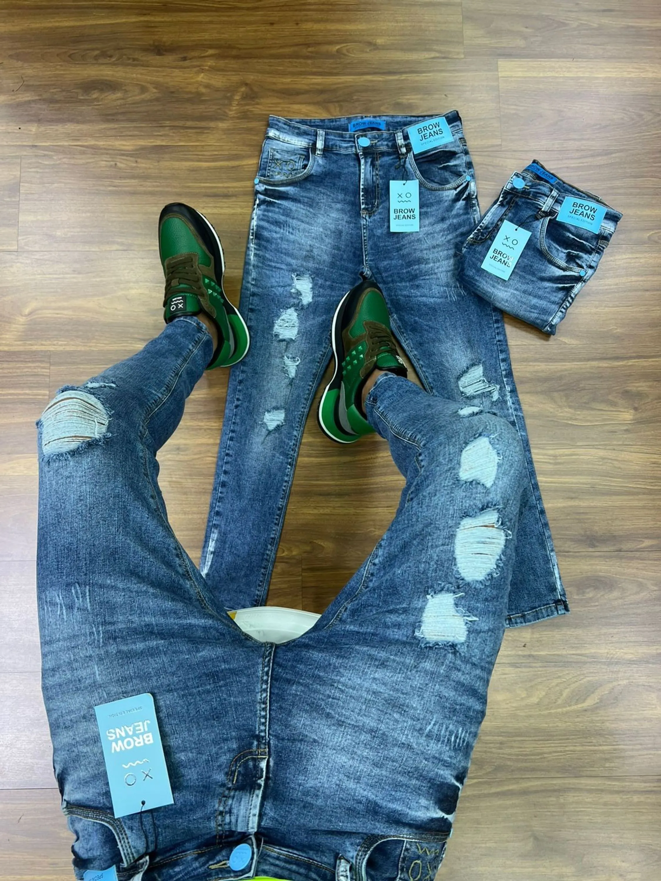 Calça Jeans  Prêmio com Elastano, a escolha perfeita para homens que buscam aliar conforto, estilo e flexibilidade. Feita com denim premium e uma dose generosa de elastano, esta calça oferece um ajuste excepcional que se adapta aos seus movimentos, proporcionando máxima liberdade e conforto. Com um design moderno e detalhes sofisticados, é ideal para quem deseja um visual elegante e casual para qualquer ocasião.  Elasticidade e Conforto: A mistura de denim premium com elastano garante uma calça que se ajusta ao corpo sem restringir os movimentos, oferecendo conforto inigualável durante todo o dia.  Estilo Versátil: O corte moderno e ajustado faz desta calça a escolha perfeita para combinar com camisetas, camisas ou blazers, permitindo transitar facilmente entre o casual e o sofisticado.  Detalhes de Alta Qualidade: Acabamentos refinados, costuras reforçadas e bolsos funcionais conferem um toque de elegância e praticidade, fazendo desta calça uma peça essencial no seu guarda-roupa.  Durabilidade Premium: Feita com materiais de alta qualidade que garantem resistência ao uso diário, mantendo a forma e o estilo impecáveis por muito mais tempo.  Adicione a calça Jogador Jeans Prêmio com Elastano ao seu carrinho agora e experimente o conforto e a elegância que você merece