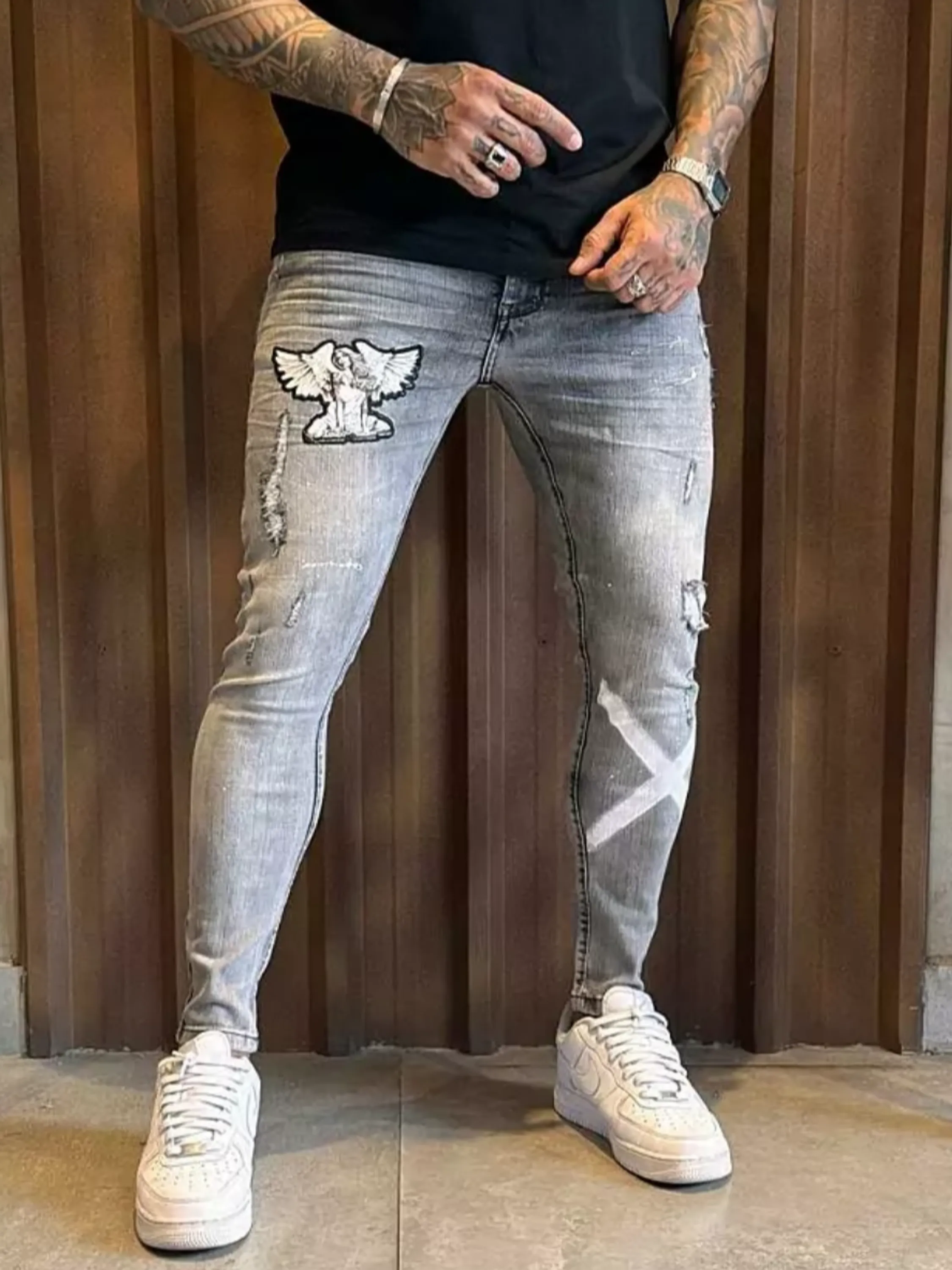 Calça Jogador Jeans Prêmio com Elastano, a escolha perfeita para homens que buscam aliar conforto, estilo e flexibilidade. Feita com denim premium e uma dose generosa de elastano, esta calça oferece um ajuste excepcional que se adapta aos seus movimentos, proporcionando máxima liberdade e conforto. Com um design moderno e detalhes sofisticados, é ideal para quem deseja um visual elegante e casual para qualquer ocasião.  Elasticidade e Conforto: A mistura de denim premium com elastano garante uma calça que se ajusta ao corpo sem restringir os movimentos, oferecendo conforto inigualável durante todo o dia.  Estilo Versátil: O corte moderno e ajustado faz desta calça a escolha perfeita para combinar com camisetas, camisas ou blazers, permitindo transitar facilmente entre o casual e o sofisticado.  Detalhes de Alta Qualidade: Acabamentos refinados, costuras reforçadas e bolsos funcionais conferem um toque de elegância e praticidade, fazendo desta calça uma peça essencial no seu guarda-roupa.  Durabilidade Premium: Feita com materiais de alta qualidade que garantem resistência ao uso diário, mantendo a forma e o estilo impecáveis por muito mais tempo.  Adicione a calça Jogador Jeans Prêmio com Elastano ao seu carrinho agora e experimente o conforto e a elegância que você merece