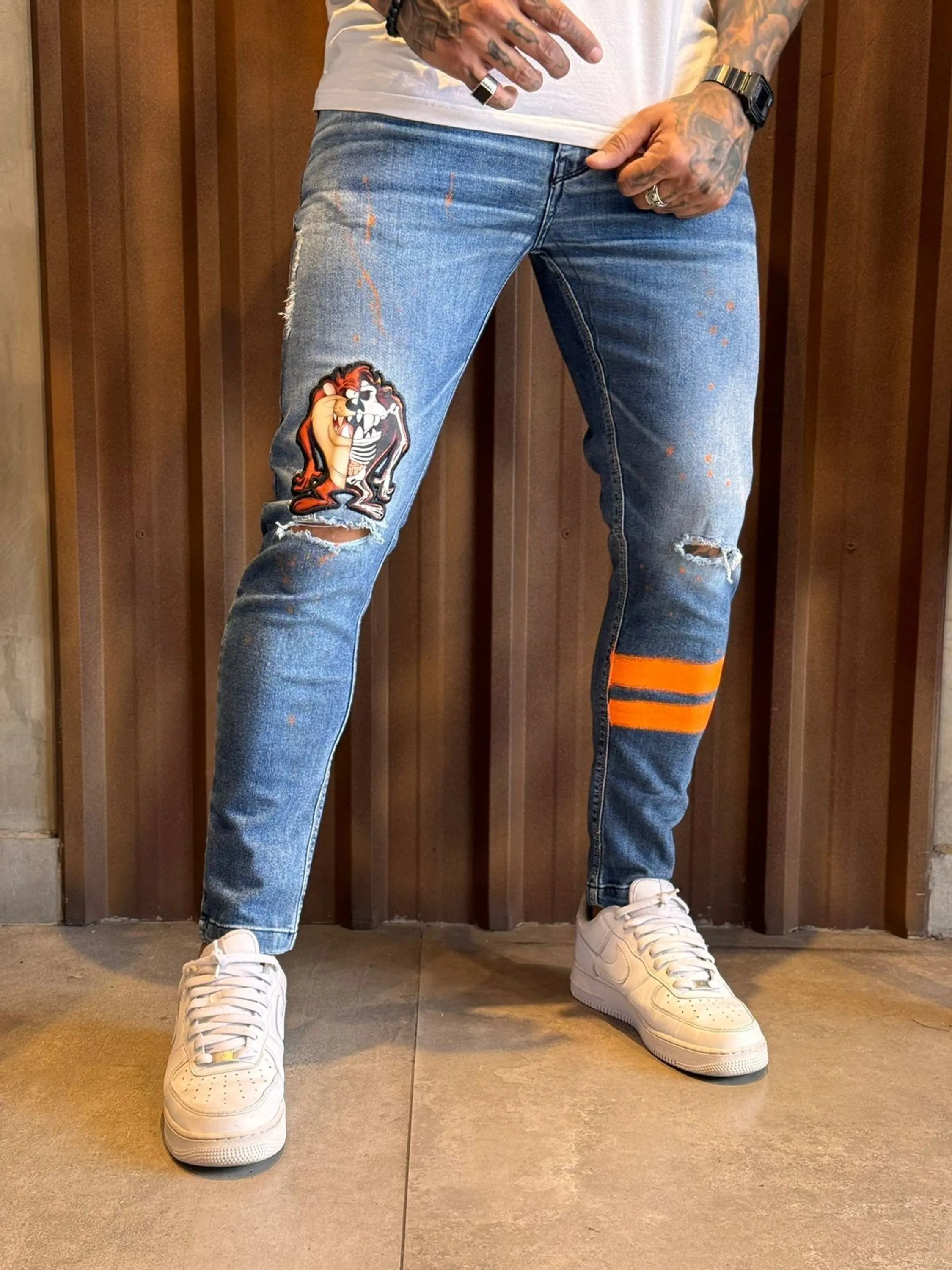 Calça Jogador Jeans Prêmio com Elastano, a escolha perfeita para homens que buscam aliar conforto, estilo e flexibilidade. Feita com denim premium e uma dose generosa de elastano, esta calça oferece um ajuste excepcional que se adapta aos seus movimentos, proporcionando máxima liberdade e conforto. Com um design moderno e detalhes sofisticados, é ideal para quem deseja um visual elegante e casual para qualquer ocasião.  Elasticidade e Conforto: A mistura de denim premium com elastano garante uma calça que se ajusta ao corpo sem restringir os movimentos, oferecendo conforto inigualável durante todo o dia.  Estilo Versátil: O corte moderno e ajustado faz desta calça a escolha perfeita para combinar com camisetas, camisas ou blazers, permitindo transitar facilmente entre o casual e o sofisticado.  Detalhes de Alta Qualidade: Acabamentos refinados, costuras reforçadas e bolsos funcionais conferem um toque de elegância e praticidade, fazendo desta calça uma peça essencial no seu guarda-roupa.  Durabilidade Premium: Feita com materiais de alta qualidade que garantem resistência ao uso diário, mantendo a forma e o estilo impecáveis por muito mais tempo.  Adicione a calça Jogador Jeans Prêmio com Elastano ao seu carrinho agora e experimente o conforto e a elegância que você merece