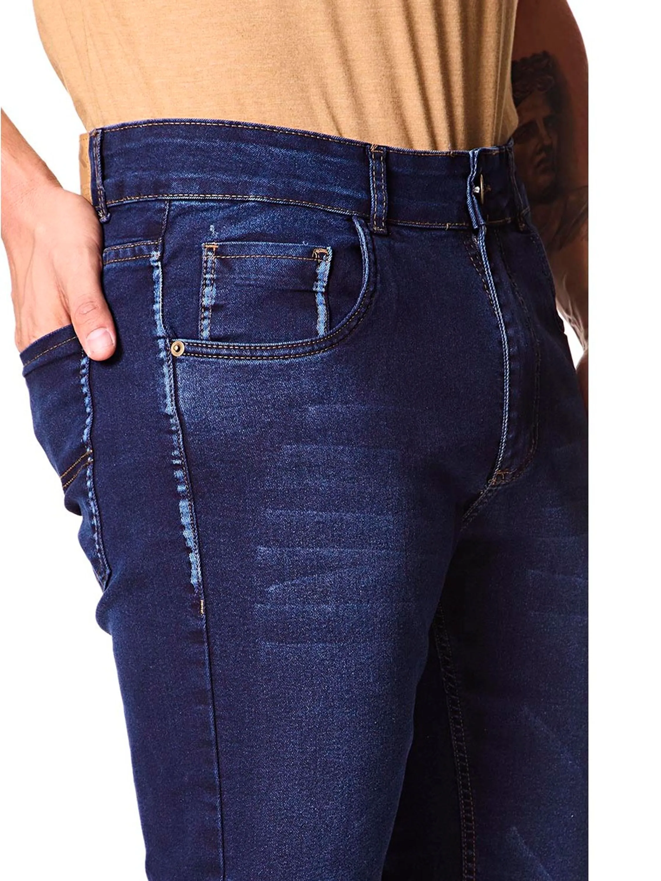 Calça jeans básica com leves detalhes.