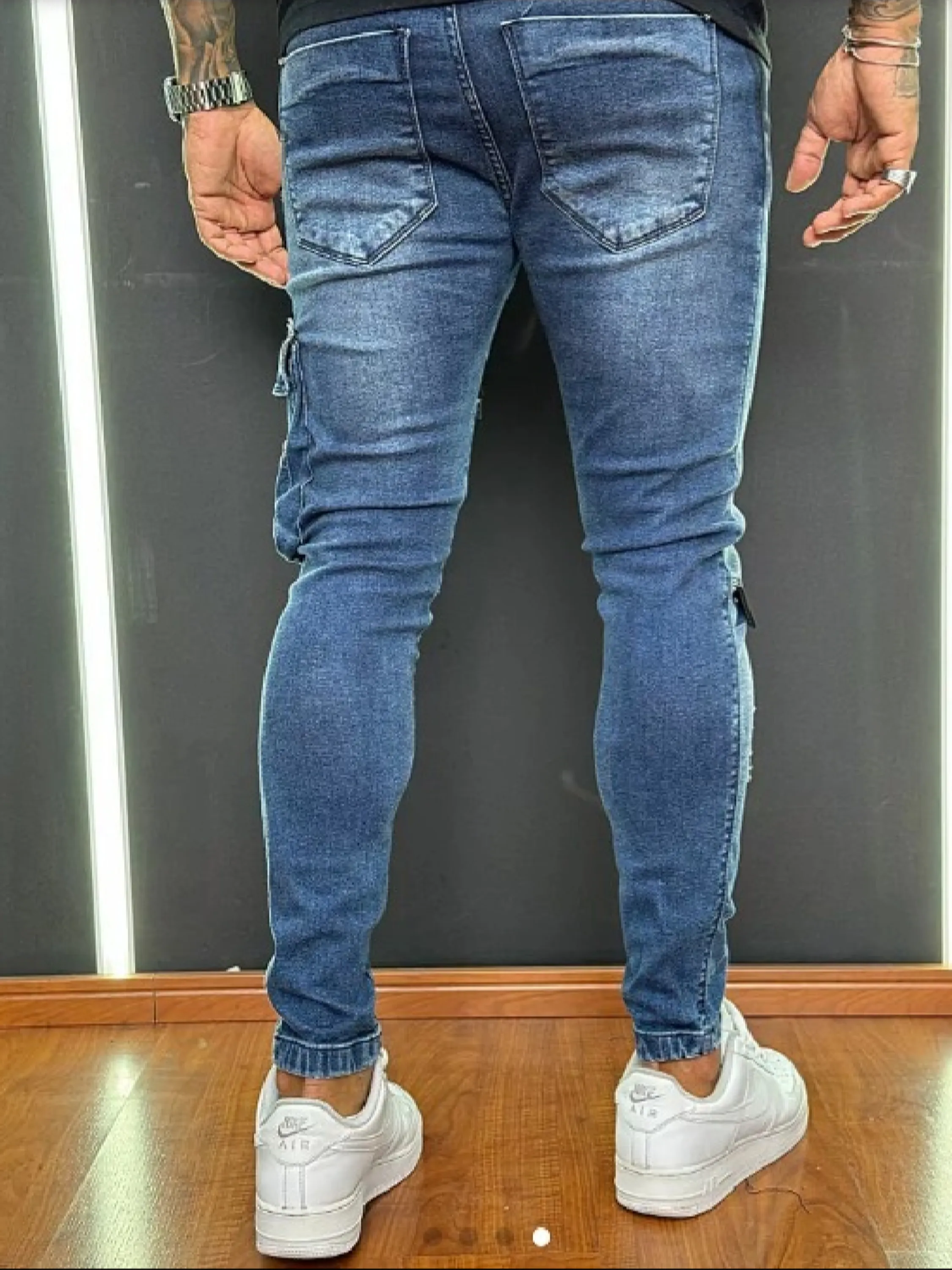 Calça Jogador Jeans Prêmio com Elastano, a escolha perfeita para homens que buscam aliar conforto, estilo e flexibilidade. Feita com denim premium e uma dose generosa de elastano, esta calça oferece um ajuste excepcional que se adapta aos seus movimentos, proporcionando máxima liberdade e conforto. Com um design moderno e detalhes sofisticados, é ideal para quem deseja um visual elegante e casual para qualquer ocasião.  Elasticidade e Conforto: A mistura de denim premium com elastano garante uma calça que se ajusta ao corpo sem restringir os movimentos, oferecendo conforto inigualável durante todo o dia.  Estilo Versátil: O corte moderno e ajustado faz desta calça a escolha perfeita para combinar com camisetas, camisas ou blazers, permitindo transitar facilmente entre o casual e o sofisticado.  Detalhes de Alta Qualidade: Acabamentos refinados, costuras reforçadas e bolsos funcionais conferem um toque de elegância e praticidade, fazendo desta calça uma peça essencial no seu guarda-roupa.  Durabilidade Premium: Feita com materiais de alta qualidade que garantem resistência ao uso diário, mantendo a forma e o estilo impecáveis por muito mais tempo.  Adicione a calça Jogador Jeans Prêmio com Elastano ao seu carrinho agora e experimente o conforto e a elegância que você merece