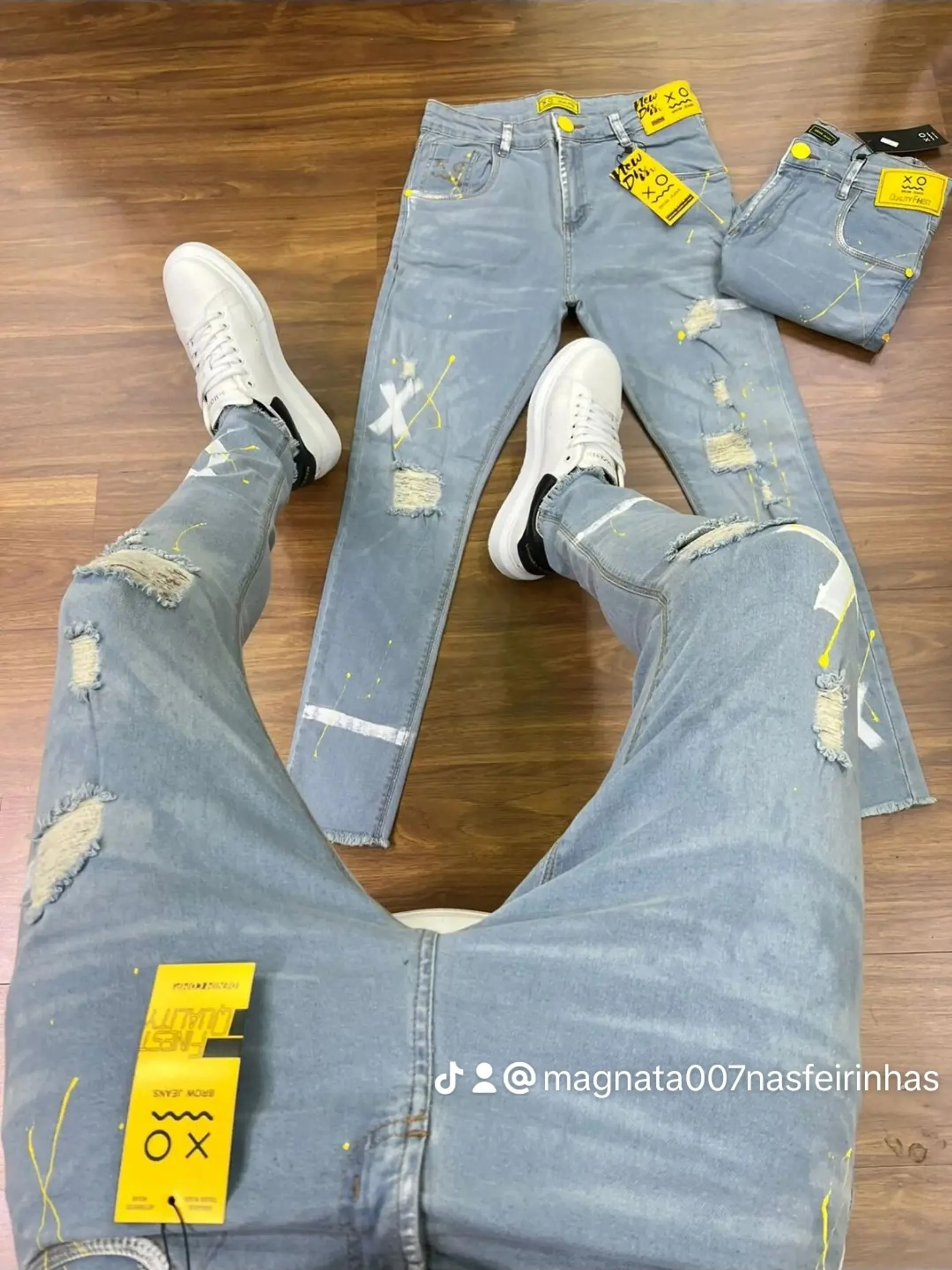 Calça Jogador Jeans Prêmio com Elastano, a escolha perfeita para homens que buscam aliar conforto, estilo e flexibilidade. Feita com denim premium e uma dose generosa de elastano, esta calça oferece um ajuste excepcional que se adapta aos seus movimentos, proporcionando máxima liberdade e conforto. Com um design moderno e detalhes sofisticados, é ideal para quem deseja um visual elegante e casual para qualquer ocasião.  Elasticidade e Conforto: A mistura de denim premium com elastano garante uma calça que se ajusta ao corpo sem restringir os movimentos, oferecendo conforto inigualável durante todo o dia.  Estilo Versátil: O corte moderno e ajustado faz desta calça a escolha perfeita para combinar com camisetas, camisas ou blazers, permitindo transitar facilmente entre o casual e o sofisticado.  Detalhes de Alta Qualidade: Acabamentos refinados, costuras reforçadas e bolsos funcionais conferem um toque de elegância e praticidade, fazendo desta calça uma peça essencial no seu guarda-roupa.  Durabilidade Premium: Feita com materiais de alta qualidade que garantem resistência ao uso diário, mantendo a forma e o estilo impecáveis por muito mais tempo.  Adicione a calça Jogador Jeans Prêmio com Elastano ao seu carrinho agora e experimente o conforto e a elegância que você merece