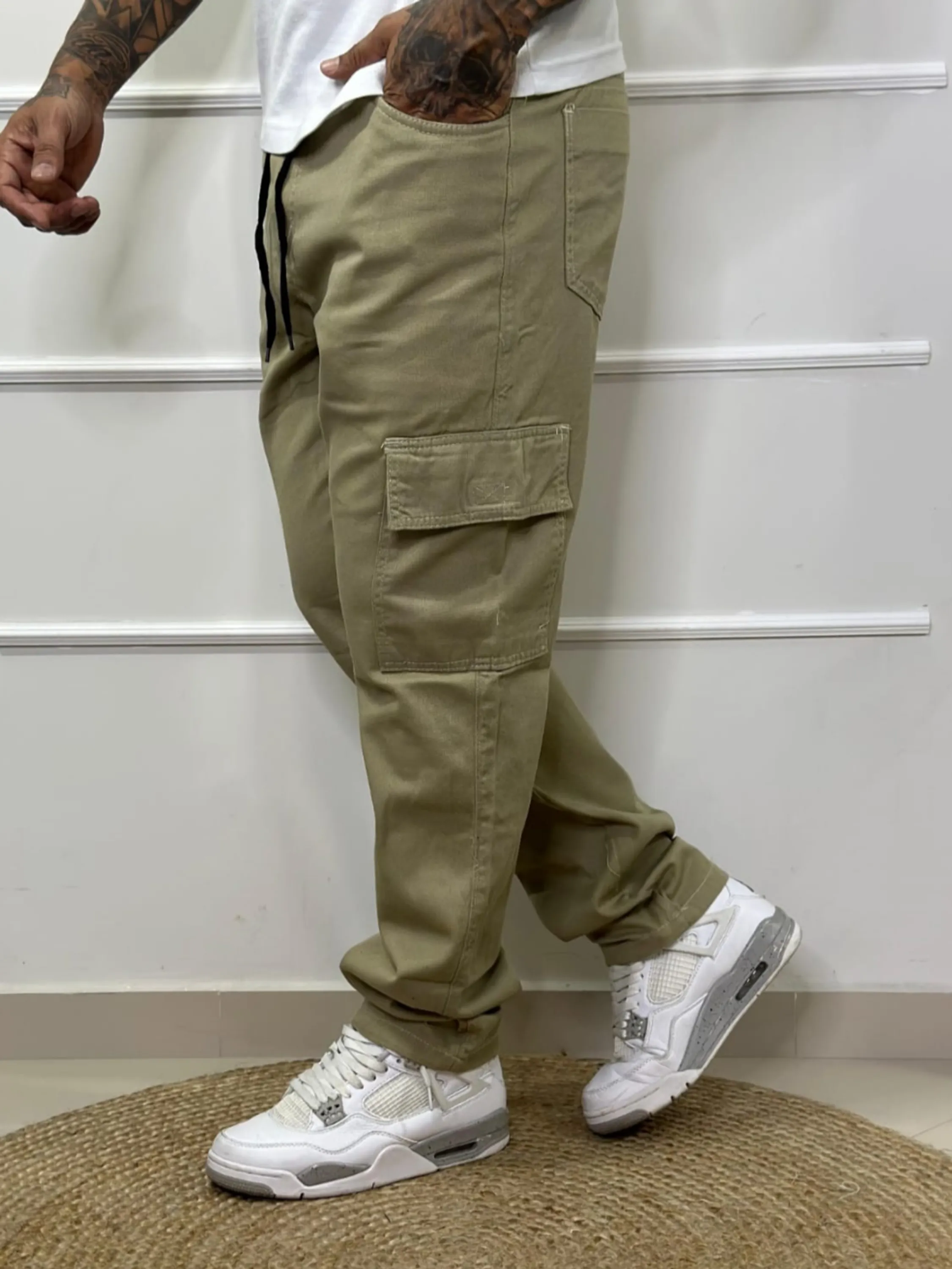 Calça cargo  skatista ,unisex ,com dois bolsos frontais e dois bolsos laterais e dois bolsos traseiros , disponível nos tamanhos p m g e GG , vendas somente no atacado, MC2.