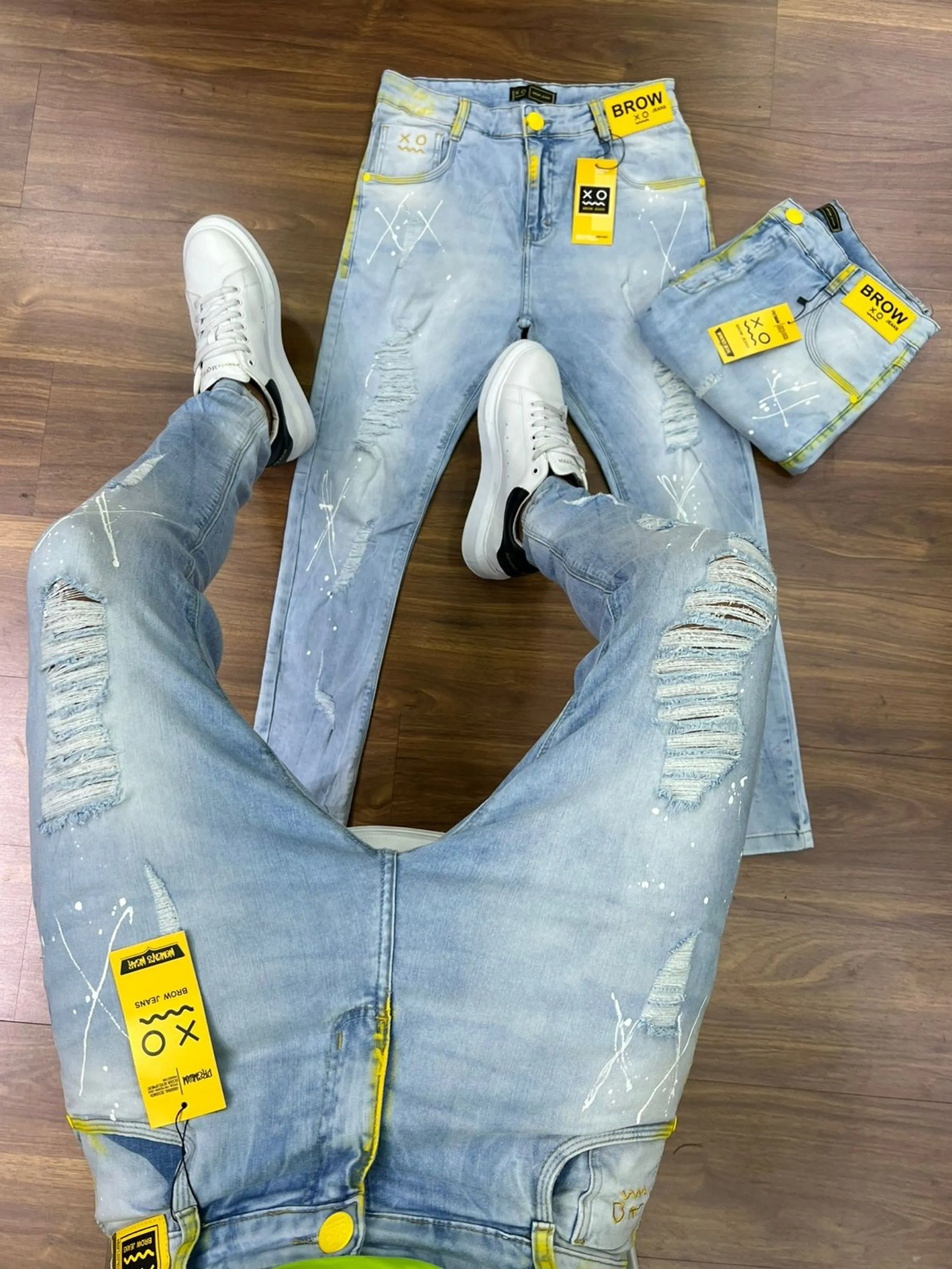 Calça Jeans  Prêmio com Elastano, a escolha perfeita para homens que buscam aliar conforto, estilo e flexibilidade. Feita com denim premium e uma dose generosa de elastano, esta calça oferece um ajuste excepcional que se adapta aos seus movimentos, proporcionando máxima liberdade e conforto. Com um design moderno e detalhes sofisticados, é ideal para quem deseja um visual elegante e casual para qualquer ocasião.  Elasticidade e Conforto: A mistura de denim premium com elastano garante uma calça que se ajusta ao corpo sem restringir os movimentos, oferecendo conforto inigualável durante todo o dia.  Estilo Versátil: O corte moderno e ajustado faz desta calça a escolha perfeita para combinar com camisetas, camisas ou blazers, permitindo transitar facilmente entre o casual e o sofisticado.  Detalhes de Alta Qualidade: Acabamentos refinados, costuras reforçadas e bolsos funcionais conferem um toque de elegância e praticidade, fazendo desta calça uma peça essencial no seu guarda-roupa.  Durabilidade Premium: Feita com materiais de alta qualidade que garantem resistência ao uso diário, mantendo a forma e o estilo impecáveis por muito mais tempo.  Adicione a calça Jogador Jeans Prêmio com Elastano ao seu carrinho agora e experimente o conforto e a elegância que você merece