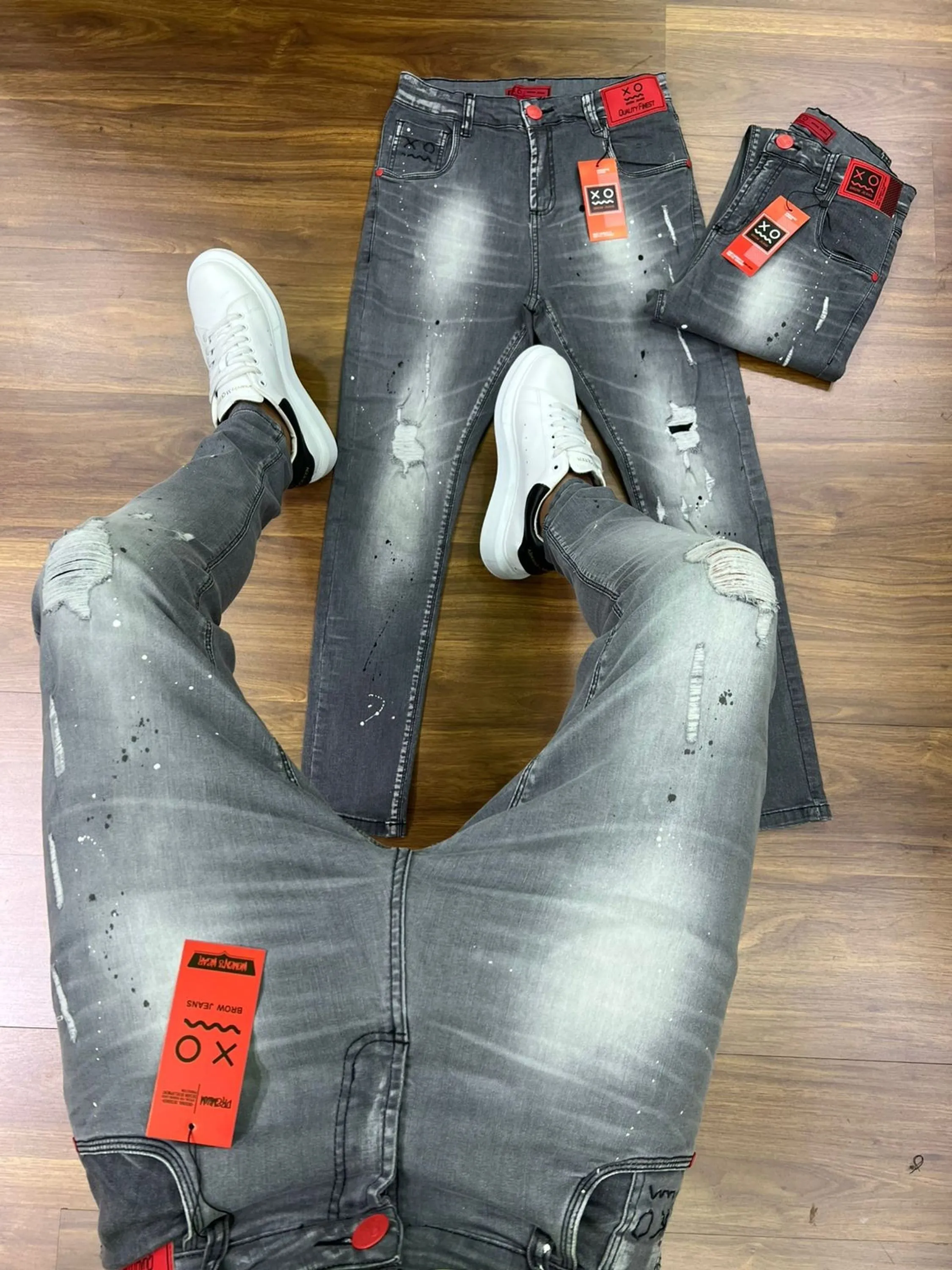 Calça Jeans  Prêmio com Elastano, a escolha perfeita para homens que buscam aliar conforto, estilo e flexibilidade. Feita com denim premium e uma dose generosa de elastano, esta calça oferece um ajuste excepcional que se adapta aos seus movimentos, proporcionando máxima liberdade e conforto. Com um design moderno e detalhes sofisticados, é ideal para quem deseja um visual elegante e casual para qualquer ocasião.  Elasticidade e Conforto: A mistura de denim premium com elastano garante uma calça que se ajusta ao corpo sem restringir os movimentos, oferecendo conforto inigualável durante todo o dia.  Estilo Versátil: O corte moderno e ajustado faz desta calça a escolha perfeita para combinar com camisetas, camisas ou blazers, permitindo transitar facilmente entre o casual e o sofisticado.  Detalhes de Alta Qualidade: Acabamentos refinados, costuras reforçadas e bolsos funcionais conferem um toque de elegância e praticidade, fazendo desta calça uma peça essencial no seu guarda-roupa.  Durabilidade Premium: Feita com materiais de alta qualidade que garantem resistência ao uso diário, mantendo a forma e o estilo impecáveis por muito mais tempo.  Adicione a calça Jogador Jeans Prêmio com Elastano ao seu carrinho agora e experimente o conforto e a elegância que você merecem