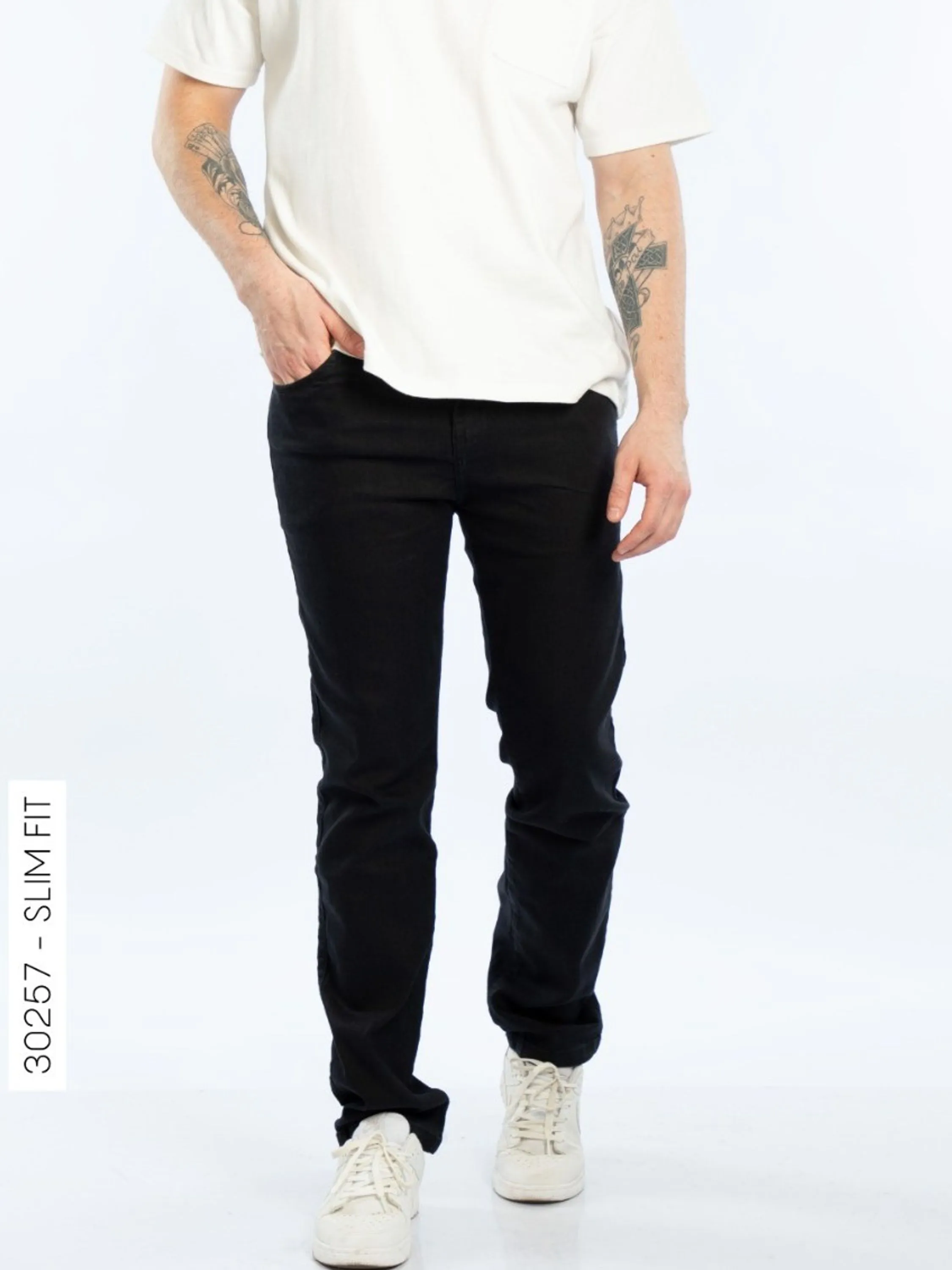 
Calça Biotipo Jeans Preta Masculina Slim,  Calça slim fit masculina, feita em algodão, poliéster e elastano com bolsos traseiros. Possui forro de bolso. Uma peça super confortável