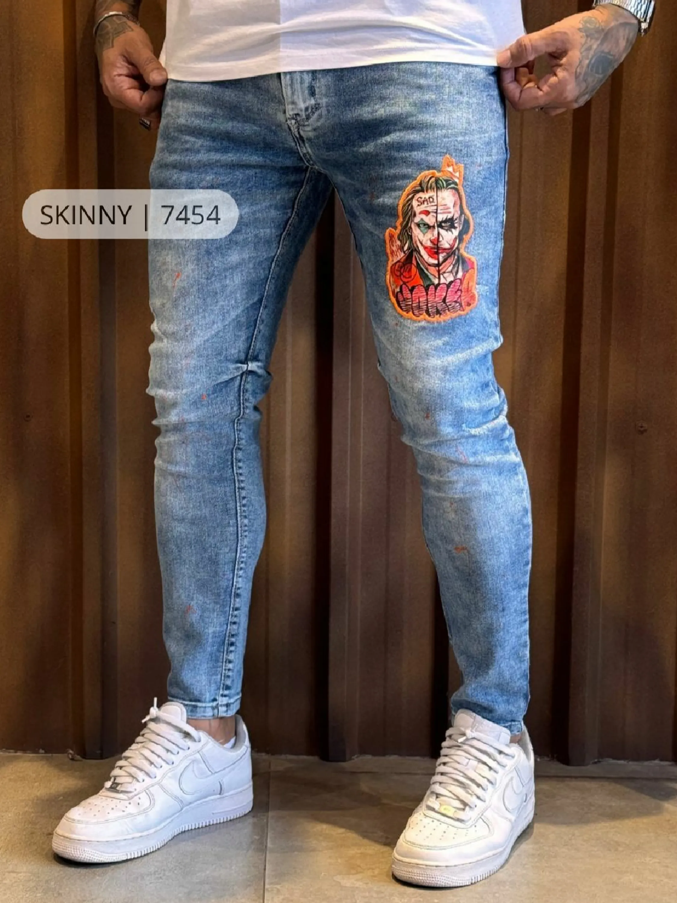 Calça Jeans  Prêmio com Elastano, a escolha perfeita para homens que buscam aliar conforto, estilo e flexibilidade. Feita com denim premium e uma dose generosa de elastano, esta calça oferece um ajuste excepcional que se adapta aos seus movimentos, proporcionando máxima liberdade e conforto. Com um design moderno e detalhes sofisticados, é ideal para quem deseja um visual elegante e casual para qualquer ocasião.  Elasticidade e Conforto: A mistura de denim premium com elastano garante uma calça que se ajusta ao corpo sem restringir os movimentos, oferecendo conforto inigualável durante todo o dia.  Estilo Versátil: O corte moderno e ajustado faz desta calça a escolha perfeita para combinar com camisetas, camisas ou blazers, permitindo transitar facilmente entre o casual e o sofisticado.  Detalhes de Alta Qualidade: Acabamentos refinados, costuras reforçadas e bolsos funcionais conferem um toque de elegância e praticidade, fazendo desta calça uma peça essencial no seu guarda-roupa.  Durabilidade Premium: Feita com materiais de alta qualidade que garantem resistência ao uso diário, mantendo a forma e o estilo impecáveis por muito mais tempo.  Adicione a calça Jogador Jeans Prêmio com Elastano ao seu carrinho agora e experimente o conforto e a elegância que você merece