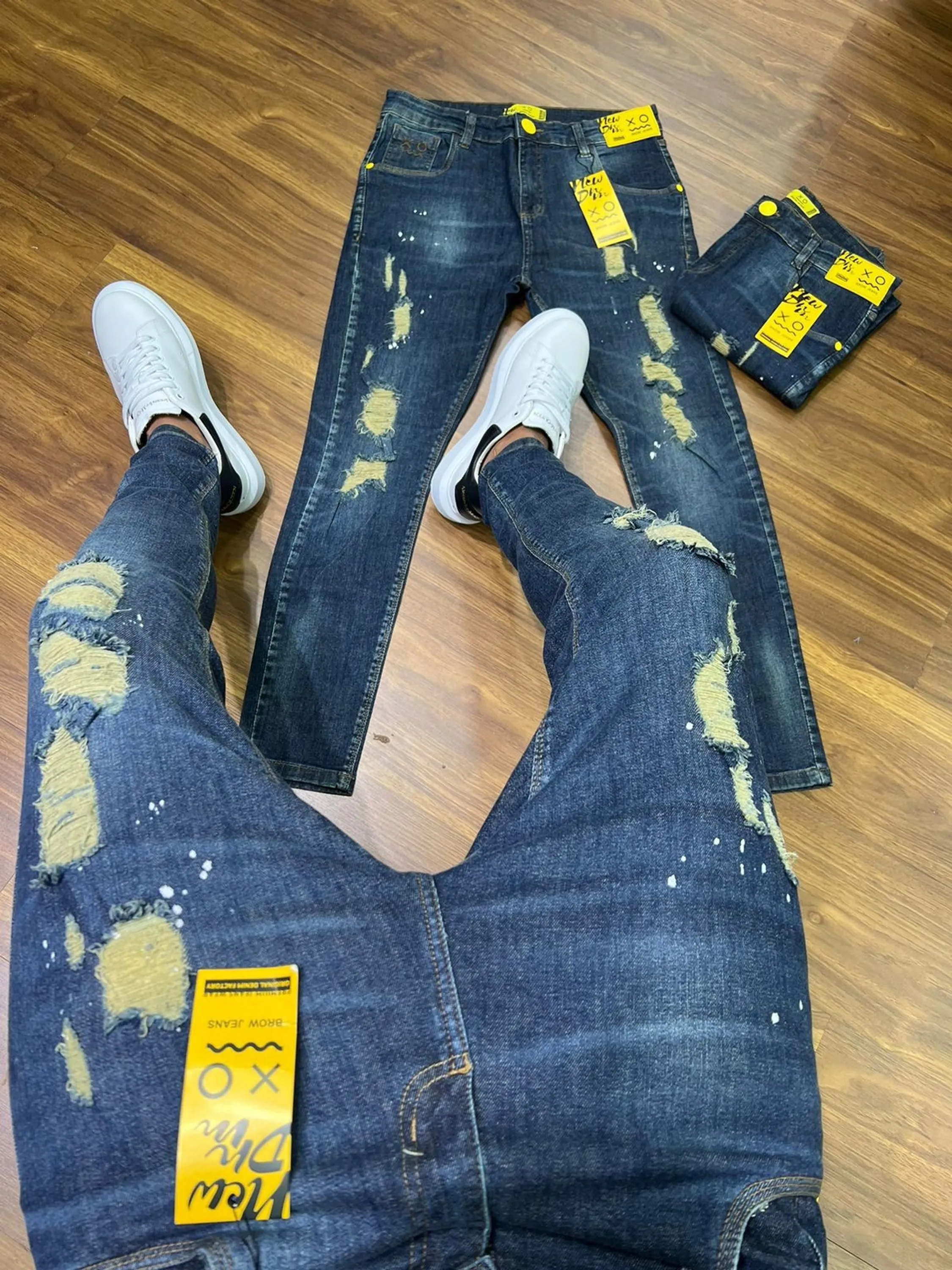 Calça Jogador Jeans Prêmio com Elastano, a escolha perfeita para homens que buscam aliar conforto, estilo e flexibilidade. Feita com denim premium e uma dose generosa de elastano, esta calça oferece um ajuste excepcional que se adapta aos seus movimentos, proporcionando máxima liberdade e conforto. Com um design moderno e detalhes sofisticados, é ideal para quem deseja um visual elegante e casual para qualquer ocasião.  Elasticidade e Conforto: A mistura de denim premium com elastano garante uma calça que se ajusta ao corpo sem restringir os movimentos, oferecendo conforto inigualável durante todo o dia.  Estilo Versátil: O corte moderno e ajustado faz desta calça a escolha perfeita para combinar com camisetas, camisas ou blazers, permitindo transitar facilmente entre o casual e o sofisticado.  Detalhes de Alta Qualidade: Acabamentos refinados, costuras reforçadas e bolsos funcionais conferem um toque de elegância e praticidade, fazendo desta calça uma peça essencial no seu guarda-roupa.  Durabilidade Premium: Feita com materiais de alta qualidade que garantem resistência ao uso diário, mantendo a forma e o estilo impecáveis por muito mais tempo.  Adicione a calça Jogador Jeans Prêmio com Elastano ao seu carrinho agora e experimente o conforto e a elegância que você merece