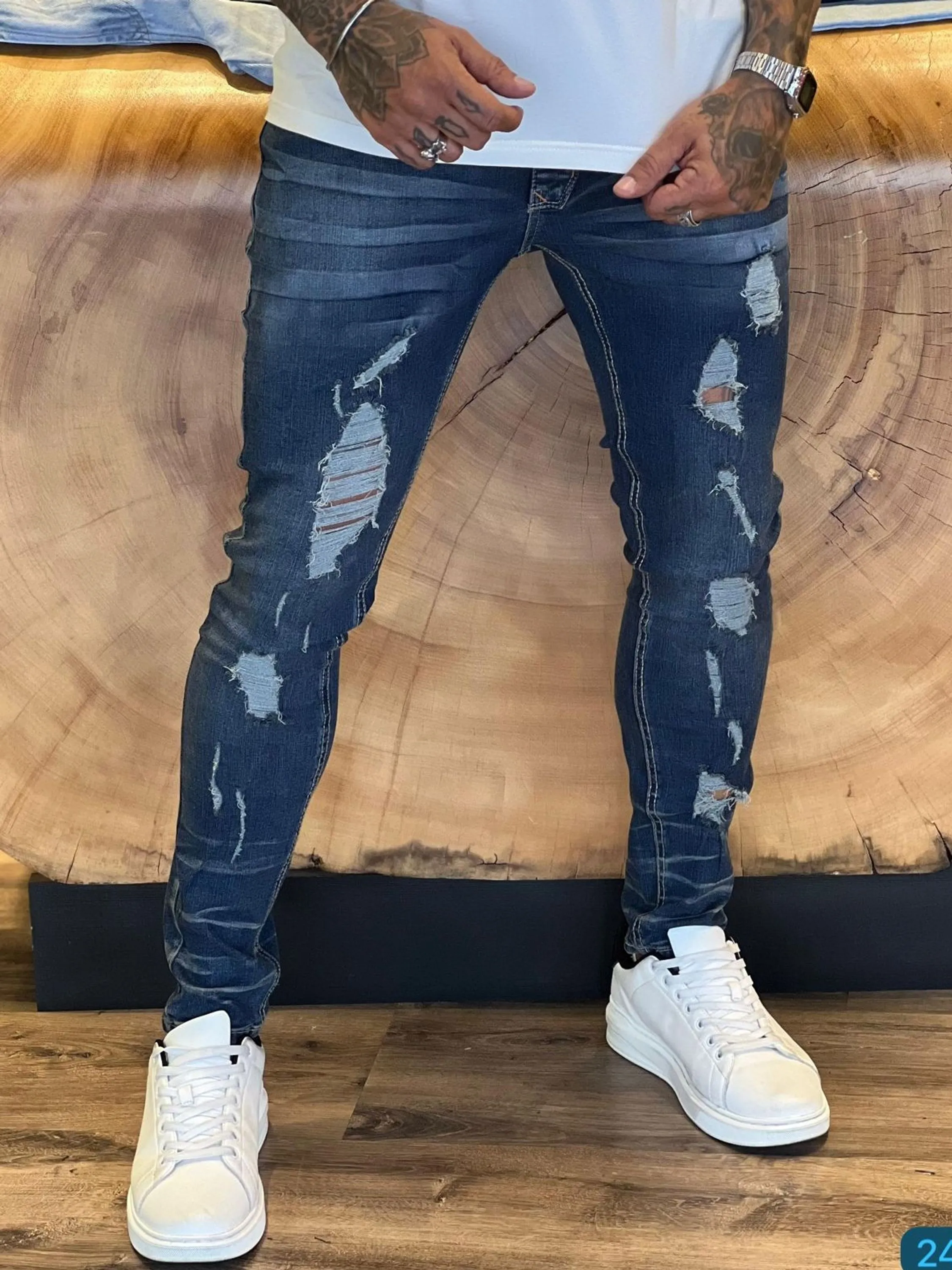 Calça Jogador Jeans Prêmio com Elastano, a escolha perfeita para homens que buscam aliar conforto, estilo e flexibilidade. Feita com denim premium e uma dose generosa de elastano, esta calça oferece um ajuste excepcional que se adapta aos seus movimentos, proporcionando máxima liberdade e conforto. Com um design moderno e detalhes sofisticados, é ideal para quem deseja um visual elegante e casual para qualquer ocasião.  Elasticidade e Conforto: A mistura de denim premium com elastano garante uma calça que se ajusta ao corpo sem restringir os movimentos, oferecendo conforto inigualável durante todo o dia.  Estilo Versátil: O corte moderno e ajustado faz desta calça a escolha perfeita para combinar com camisetas, camisas ou blazers, permitindo transitar facilmente entre o casual e o sofisticado.  Detalhes de Alta Qualidade: Acabamentos refinados, costuras reforçadas e bolsos funcionais conferem um toque de elegância e praticidade, fazendo desta calça uma peça essencial no seu guarda-roupa.  Durabilidade Premium: Feita com materiais de alta qualidade que garantem resistência ao uso diário, mantendo a forma e o estilo impecáveis por muito mais tempo.  Adicione a calça Jogador Jeans Prêmio com Elastano ao seu carrinho agora e experimente o conforto e a elegância que você merece