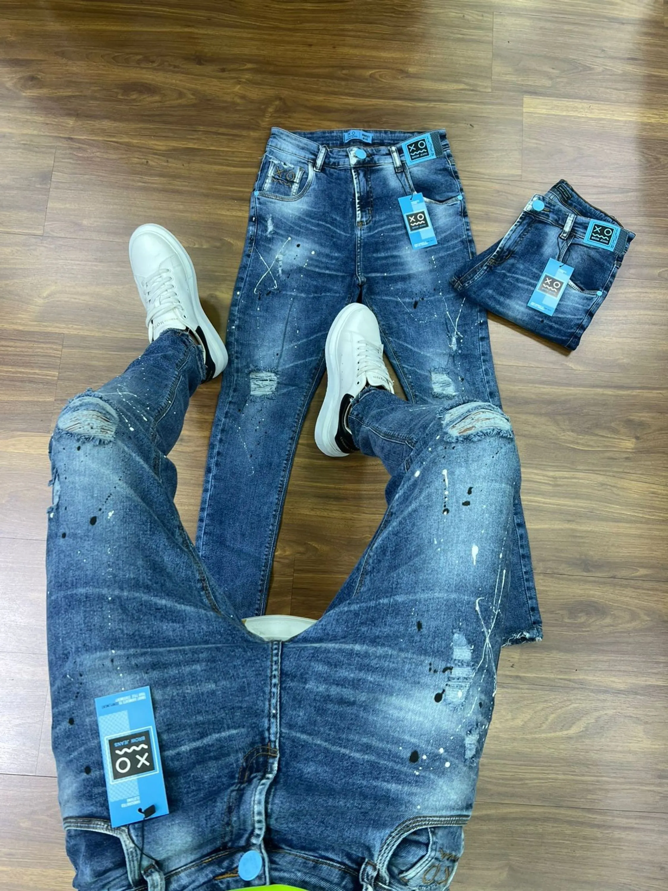 Calça Jeans  Prêmio com Elastano, a escolha perfeita para homens que buscam aliar conforto, estilo e flexibilidade. Feita com denim premium e uma dose generosa de elastano, esta calça oferece um ajuste excepcional que se adapta aos seus movimentos, proporcionando máxima liberdade e conforto. Com um design moderno e detalhes sofisticados, é ideal para quem deseja um visual elegante e casual para qualquer ocasião.  Elasticidade e Conforto: A mistura de denim premium com elastano garante uma calça que se ajusta ao corpo sem restringir os movimentos, oferecendo conforto inigualável durante todo o dia.  Estilo Versátil: O corte moderno e ajustado faz desta calça a escolha perfeita para combinar com camisetas, camisas ou blazers, permitindo transitar facilmente entre o casual e o sofisticado.  Detalhes de Alta Qualidade: Acabamentos refinados, costuras reforçadas e bolsos funcionais conferem um toque de elegância e praticidade, fazendo desta calça uma peça essencial no seu guarda-roupa.  Durabilidade Premium: Feita com materiais de alta qualidade que garantem resistência ao uso diário, mantendo a forma e o estilo impecáveis por muito mais tempo.  Adicione a calça Jogador Jeans Prêmio com Elastano ao seu carrinho agora e experimente o conforto e a elegância que você merece