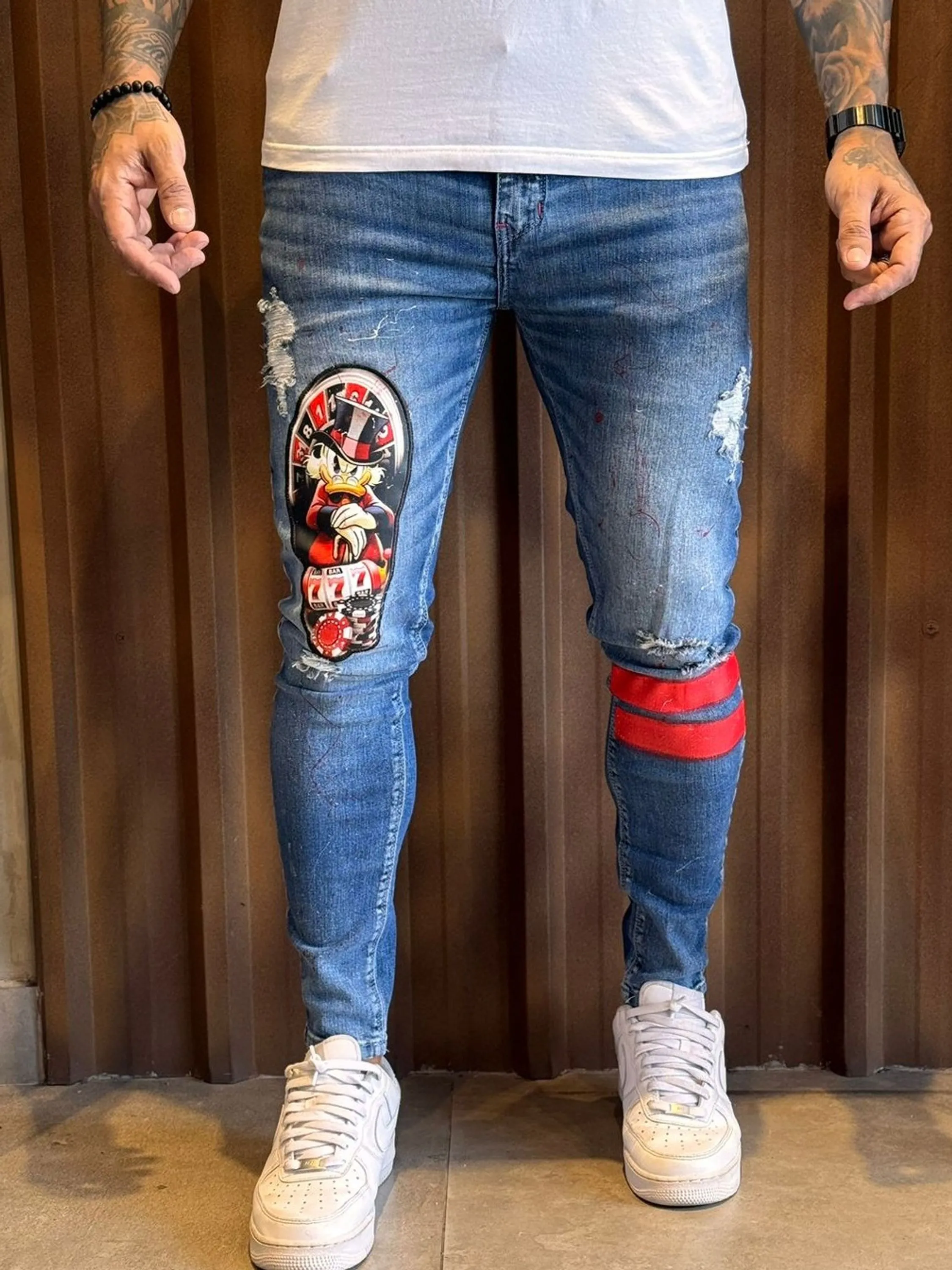 Calça Jogador Jeans Prêmio com Elastano, a escolha perfeita para homens que buscam aliar conforto, estilo e flexibilidade. Feita com denim premium e uma dose generosa de elastano, esta calça oferece um ajuste excepcional que se adapta aos seus movimentos, proporcionando máxima liberdade e conforto. Com um design moderno e detalhes sofisticados, é ideal para quem deseja um visual elegante e casual para qualquer ocasião.  Elasticidade e Conforto: A mistura de denim premium com elastano garante uma calça que se ajusta ao corpo sem restringir os movimentos, oferecendo conforto inigualável durante todo o dia.  Estilo Versátil: O corte moderno e ajustado faz desta calça a escolha perfeita para combinar com camisetas, camisas ou blazers, permitindo transitar facilmente entre o casual e o sofisticado.  Detalhes de Alta Qualidade: Acabamentos refinados, costuras reforçadas e bolsos funcionais conferem um toque de elegância e praticidade, fazendo desta calça uma peça essencial no seu guarda-roupa.  Durabilidade Premium: Feita com materiais de alta qualidade que garantem resistência ao uso diário, mantendo a forma e o estilo impecáveis por muito mais tempo.  Adicione a calça Jogador Jeans Prêmio com Elastano ao seu carrinho agora e experimente o conforto e a elegância que você merece