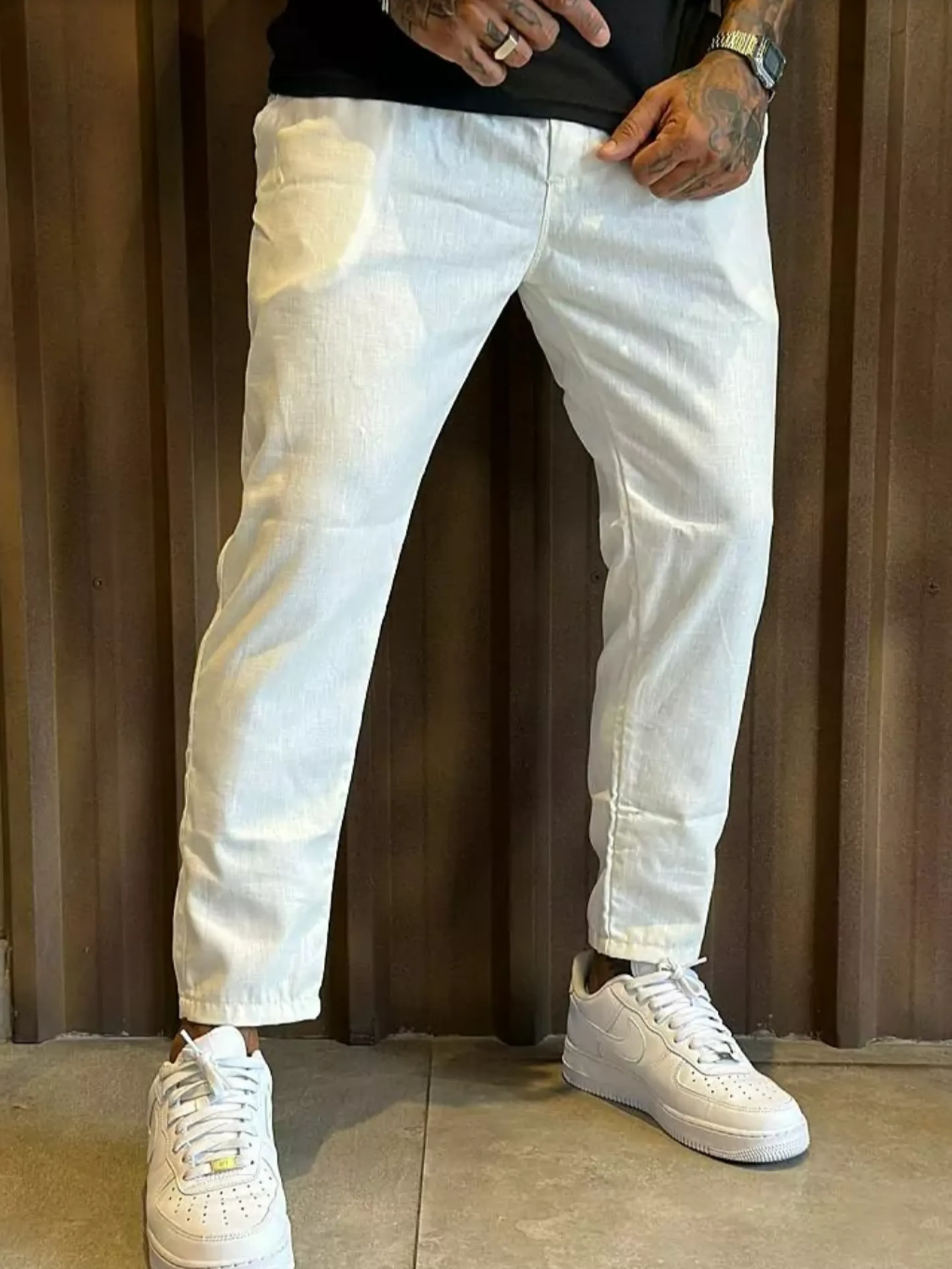 Calça Jogador Jeans Prêmio com Elastano, a escolha perfeita para homens que buscam aliar conforto, estilo e flexibilidade. Feita com denim premium e uma dose generosa de elastano, esta calça oferece um ajuste excepcional que se adapta aos seus movimentos, proporcionando máxima liberdade e conforto. Com um design moderno e detalhes sofisticados, é ideal para quem deseja um visual elegante e casual para qualquer ocasião.  Elasticidade e Conforto: A mistura de denim premium com elastano garante uma calça que se ajusta ao corpo sem restringir os movimentos, oferecendo conforto inigualável durante todo o dia.  Estilo Versátil: O corte moderno e ajustado faz desta calça a escolha perfeita para combinar com camisetas, camisas ou blazers, permitindo transitar facilmente entre o casual e o sofisticado.  Detalhes de Alta Qualidade: Acabamentos refinados, costuras reforçadas e bolsos funcionais conferem um toque de elegância e praticidade, fazendo desta calça uma peça essencial no seu guarda-roupa.  Durabilidade Premium: Feita com materiais de alta qualidade que garantem resistência ao uso diário, mantendo a forma e o estilo impecáveis por muito mais tempo.  Adicione a calça Jogador Jeans Prêmio com Elastano ao seu carrinho agora e experimente o conforto e a elegância que você merece