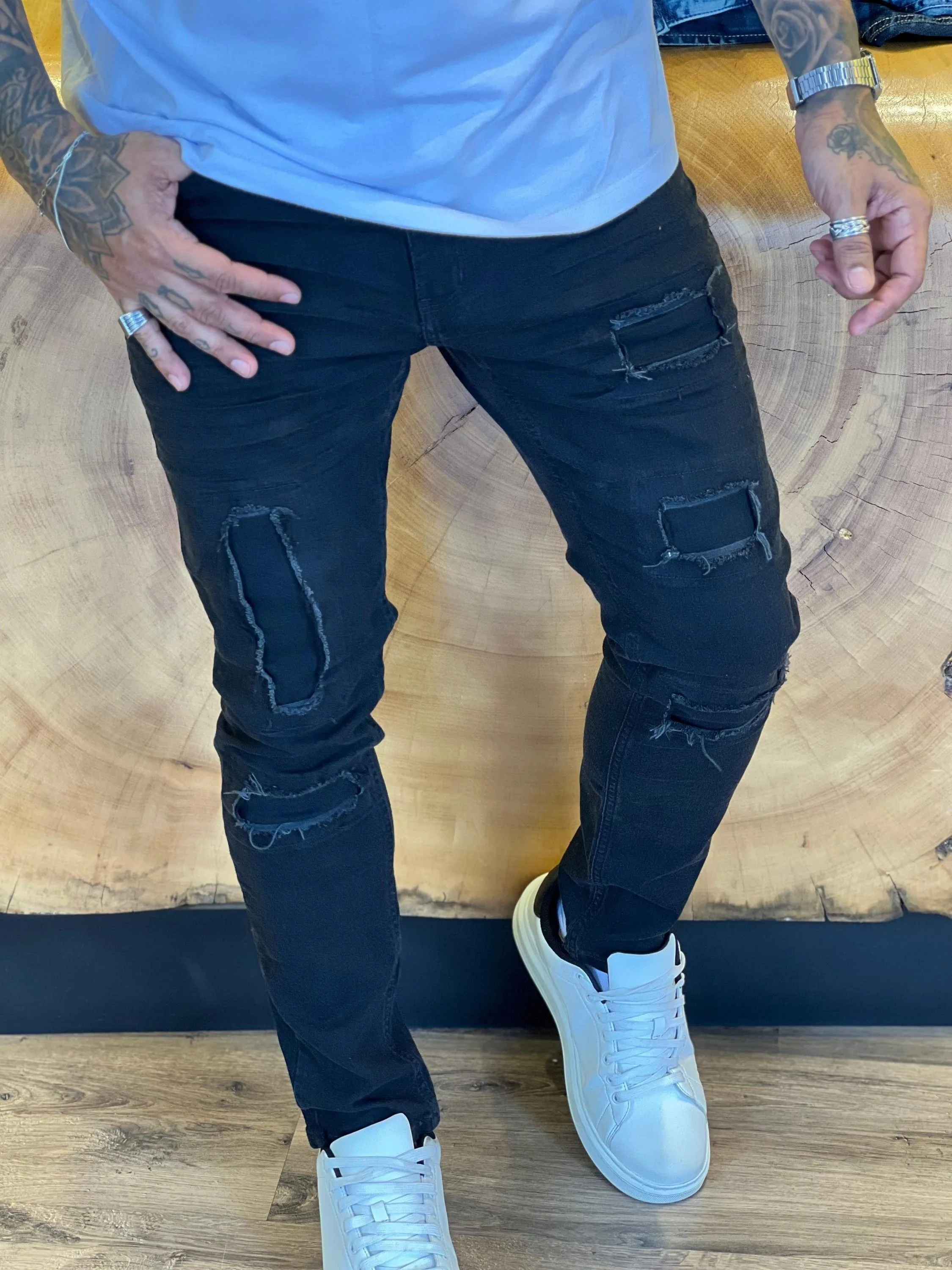 Calça Jeans  Prêmio com Elastano, a escolha perfeita para homens que buscam aliar conforto, estilo e flexibilidade. Feita com denim premium e uma dose generosa de elastano, esta calça oferece um ajuste excepcional que se adapta aos seus movimentos, proporcionando máxima liberdade e conforto. Com um design moderno e detalhes sofisticados, é ideal para quem deseja um visual elegante e casual para qualquer ocasião.  Elasticidade e Conforto: A mistura de denim premium com elastano garante uma calça que se ajusta ao corpo sem restringir os movimentos, oferecendo conforto inigualável durante todo o dia.  Estilo Versátil: O corte moderno e ajustado faz desta calça a escolha perfeita para combinar com camisetas, camisas ou blazers, permitindo transitar facilmente entre o casual e o sofisticado.  Detalhes de Alta Qualidade: Acabamentos refinados, costuras reforçadas e bolsos funcionais conferem um toque de elegância e praticidade, fazendo desta calça uma peça essencial no seu guarda-roupa.  Durabilidade Premium: Feita com materiais de alta qualidade que garantem resistência ao uso diário, mantendo a forma e o estilo impecáveis por muito mais tempo.  Adicione a calça Jogador Jeans Prêmio com Elastano ao seu carrinho agora e experimente o conforto e a elegância que você merece