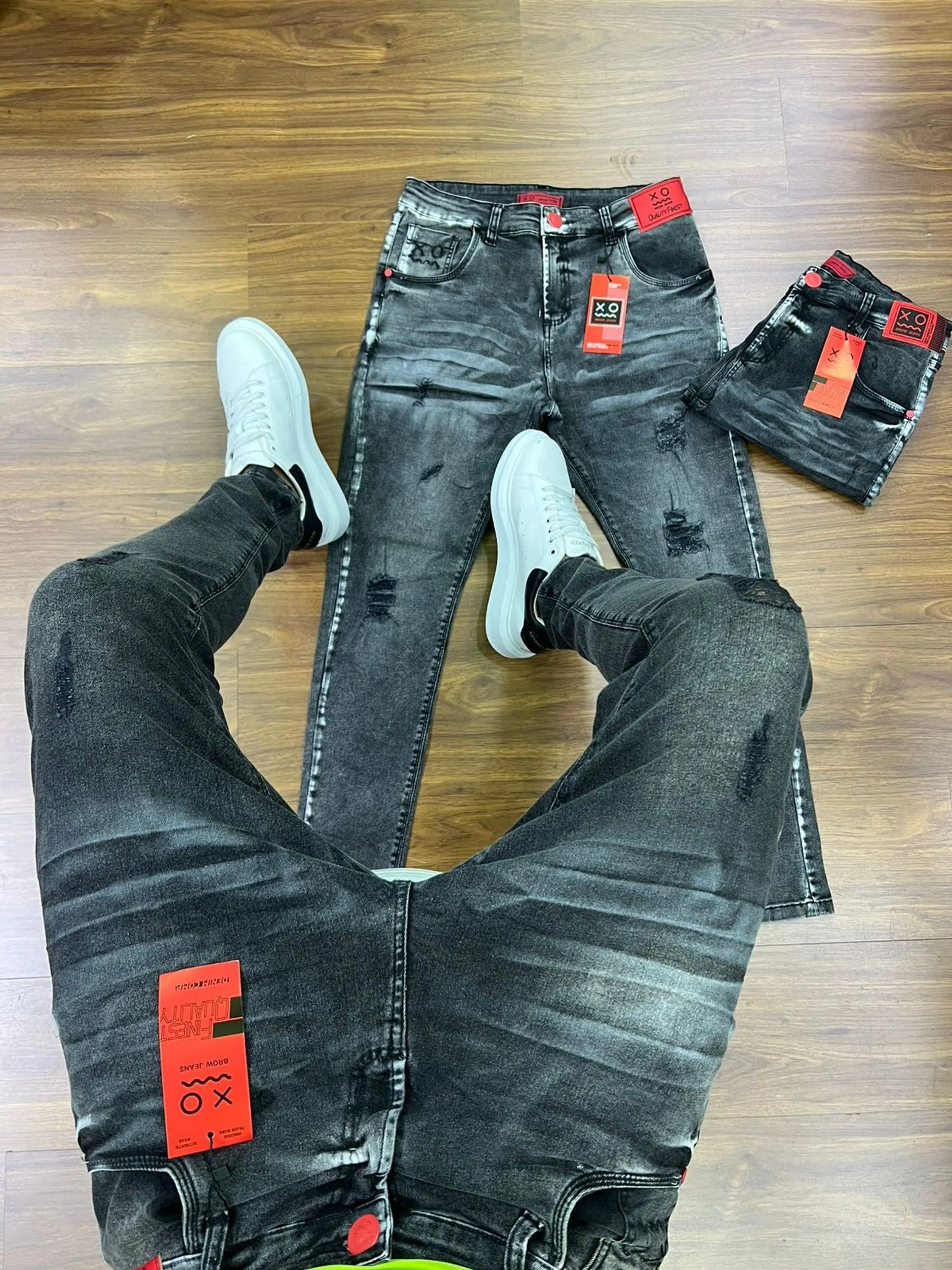 Calça Jeans  Prêmio com Elastano, a escolha perfeita para homens que buscam aliar conforto, estilo e flexibilidade. Feita com denim premium e uma dose generosa de elastano, esta calça oferece um ajuste excepcional que se adapta aos seus movimentos, proporcionando máxima liberdade e conforto. Com um design moderno e detalhes sofisticados, é ideal para quem deseja um visual elegante e casual para qualquer ocasião.  Elasticidade e Conforto: A mistura de denim premium com elastano garante uma calça que se ajusta ao corpo sem restringir os movimentos, oferecendo conforto inigualável durante todo o dia.  Estilo Versátil: O corte moderno e ajustado faz desta calça a escolha perfeita para combinar com camisetas, camisas ou blazers, permitindo transitar facilmente entre o casual e o sofisticado.  Detalhes de Alta Qualidade: Acabamentos refinados, costuras reforçadas e bolsos funcionais conferem um toque de elegância e praticidade, fazendo desta calça uma peça essencial no seu guarda-roupa.  Durabilidade Premium: Feita com materiais de alta qualidade que garantem resistência ao uso diário, mantendo a forma e o estilo impecáveis por muito mais tempo.  Adicione a calça Jogador Jeans Prêmio com Elastano ao seu carrinho agora e experimente o conforto e a elegância que você merece