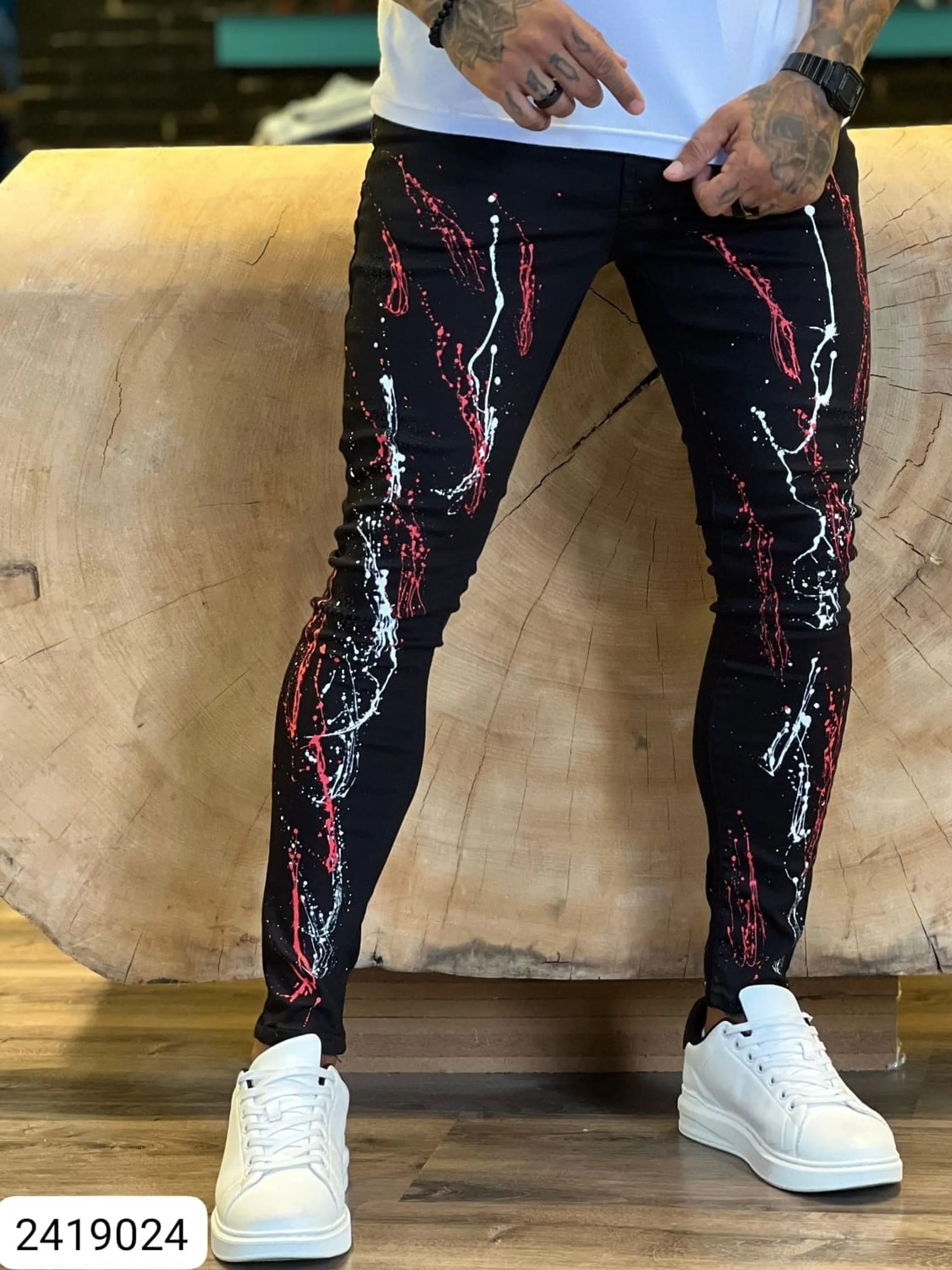 Calça preta pintada CityDenim diferenciada,destroyer alguns detalhes na peça, modelagem super skinny disponível ,  ,Jeans Premium de alta qualidade,nos tamanhos do 38 ao 48