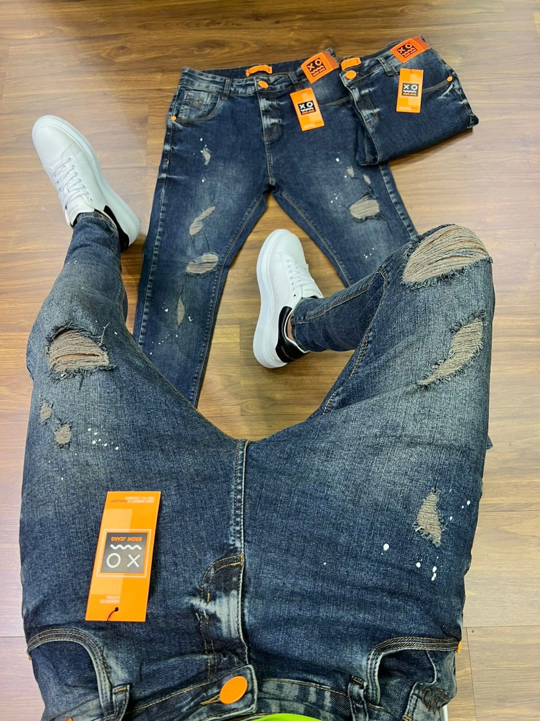 Calça Jogador Jeans Prêmio com Elastano, a escolha perfeita para homens que buscam aliar conforto, estilo e flexibilidade. Feita com denim premium e uma dose generosa de elastano, esta calça oferece um ajuste excepcional que se adapta aos seus movimentos, proporcionando máxima liberdade e conforto. Com um design moderno e detalhes sofisticados, é ideal para quem deseja um visual elegante e casual para qualquer ocasião.  Elasticidade e Conforto: A mistura de denim premium com elastano garante uma calça que se ajusta ao corpo sem restringir os movimentos, oferecendo conforto inigualável durante todo o dia.  Estilo Versátil: O corte moderno e ajustado faz desta calça a escolha perfeita para combinar com camisetas, camisas ou blazers, permitindo transitar facilmente entre o casual e o sofisticado.  Detalhes de Alta Qualidade: Acabamentos refinados, costuras reforçadas e bolsos funcionais conferem um toque de elegância e praticidade, fazendo desta calça uma peça essencial no seu guarda-roupa.  Durabilidade Premium: Feita com materiais de alta qualidade que garantem resistência ao uso diário, mantendo a forma e o estilo impecáveis por muito mais tempo.  Adicione a calça Jogador Jeans Prêmio com Elastano ao seu carrinho agora e experimente o conforto e a elegância que você merece