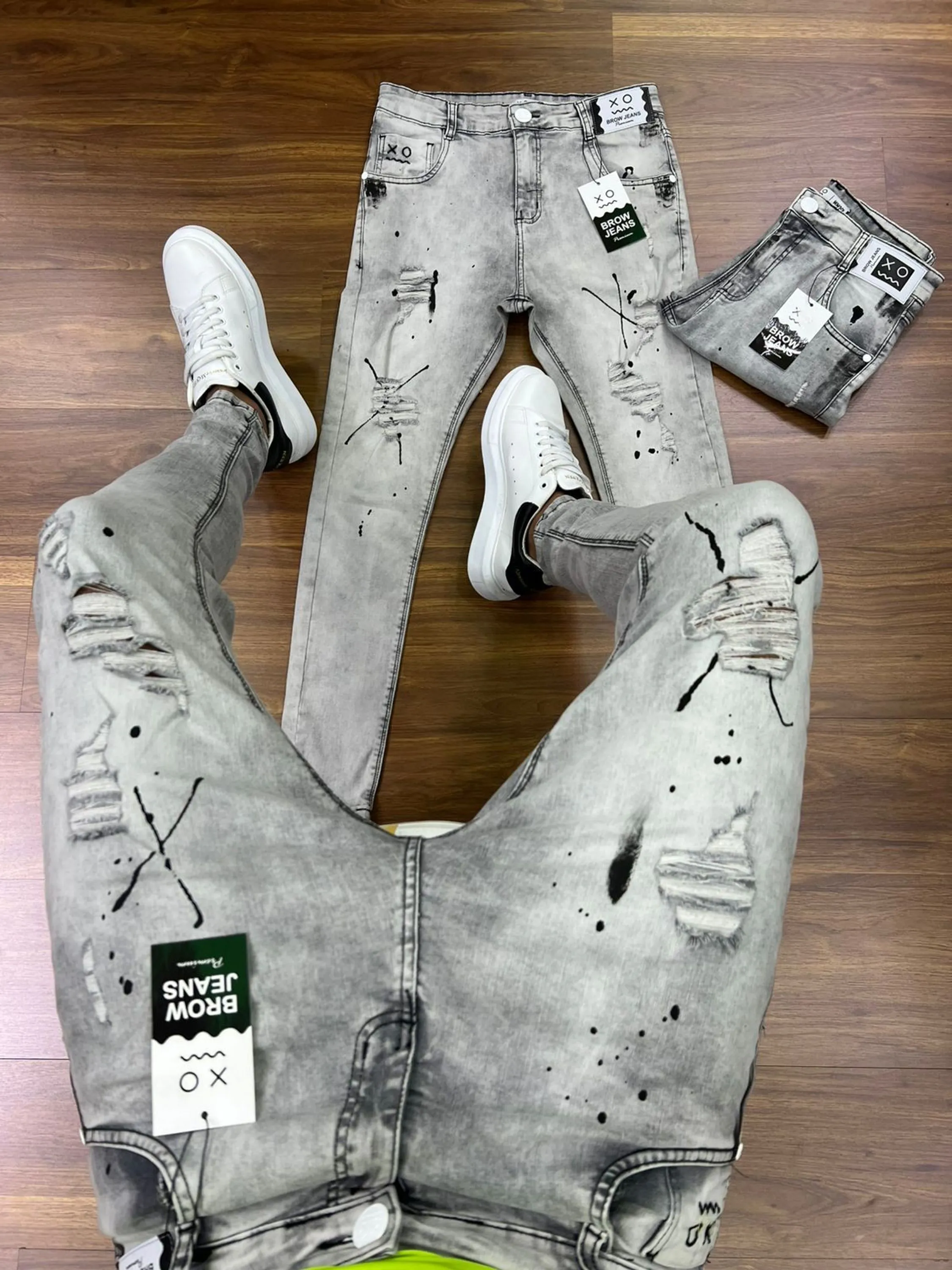 Calça Jeans  Prêmio com Elastano, a escolha perfeita para homens que buscam aliar conforto, estilo e flexibilidade. Feita com denim premium e uma dose generosa de elastano, esta calça oferece um ajuste excepcional que se adapta aos seus movimentos, proporcionando máxima liberdade e conforto. Com um design moderno e detalhes sofisticados, é ideal para quem deseja um visual elegante e casual para qualquer ocasião.  Elasticidade e Conforto: A mistura de denim premium com elastano garante uma calça que se ajusta ao corpo sem restringir os movimentos, oferecendo conforto inigualável durante todo o dia.  Estilo Versátil: O corte moderno e ajustado faz desta calça a escolha perfeita para combinar com camisetas, camisas ou blazers, permitindo transitar facilmente entre o casual e o sofisticado.  Detalhes de Alta Qualidade: Acabamentos refinados, costuras reforçadas e bolsos funcionais conferem um toque de elegância e praticidade, fazendo desta calça uma peça essencial no seu guarda-roupa.  Durabilidade Premium: Feita com materiais de alta qualidade que garantem resistência ao uso diário, mantendo a forma e o estilo impecáveis por muito mais tempo.  Adicione a calça Jogador Jeans Prêmio com Elastano ao seu carrinho agora e experimente o conforto e a elegância que você merece