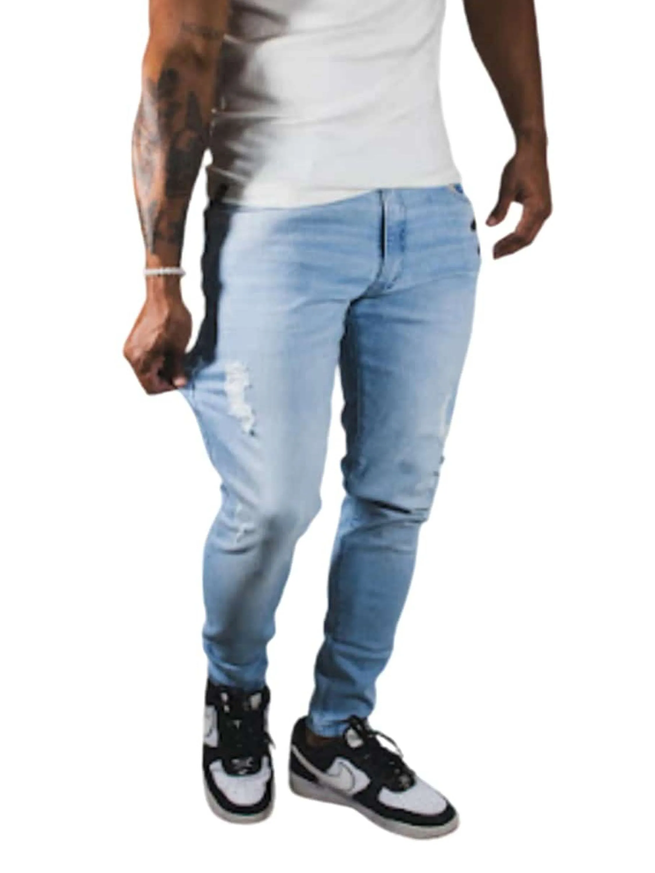 Calça Jogador Jeans Prêmio com Elastano, a escolha perfeita para homens que buscam aliar conforto, estilo e flexibilidade. Feita com denim premium e uma dose generosa de elastano, esta calça oferece um ajuste excepcional que se adapta aos seus movimentos, proporcionando máxima liberdade e conforto. Com um design moderno e detalhes sofisticados, é ideal para quem deseja um visual elegante e casual para qualquer ocasião.  Elasticidade e Conforto: A mistura de denim premium com elastano garante uma calça que se ajusta ao corpo sem restringir os movimentos, oferecendo conforto inigualável durante todo o dia.  Estilo Versátil: O corte moderno e ajustado faz desta calça a escolha perfeita para combinar com camisetas, camisas ou blazers, permitindo transitar facilmente entre o casual e o sofisticado.  Detalhes de Alta Qualidade: Acabamentos refinados, costuras reforçadas e bolsos funcionais conferem um toque de elegância e praticidade, fazendo desta calça uma peça essencial no seu guarda-roupa.  Durabilidade Premium: Feita com materiais de alta qualidade que garantem resistência ao uso diário, mantendo a forma e o estilo impecáveis por muito mais tempo.  Adicione a calça Jogador Jeans Prêmio com Elastano ao seu carrinho agora e experimente o conforto e a elegância que você merece