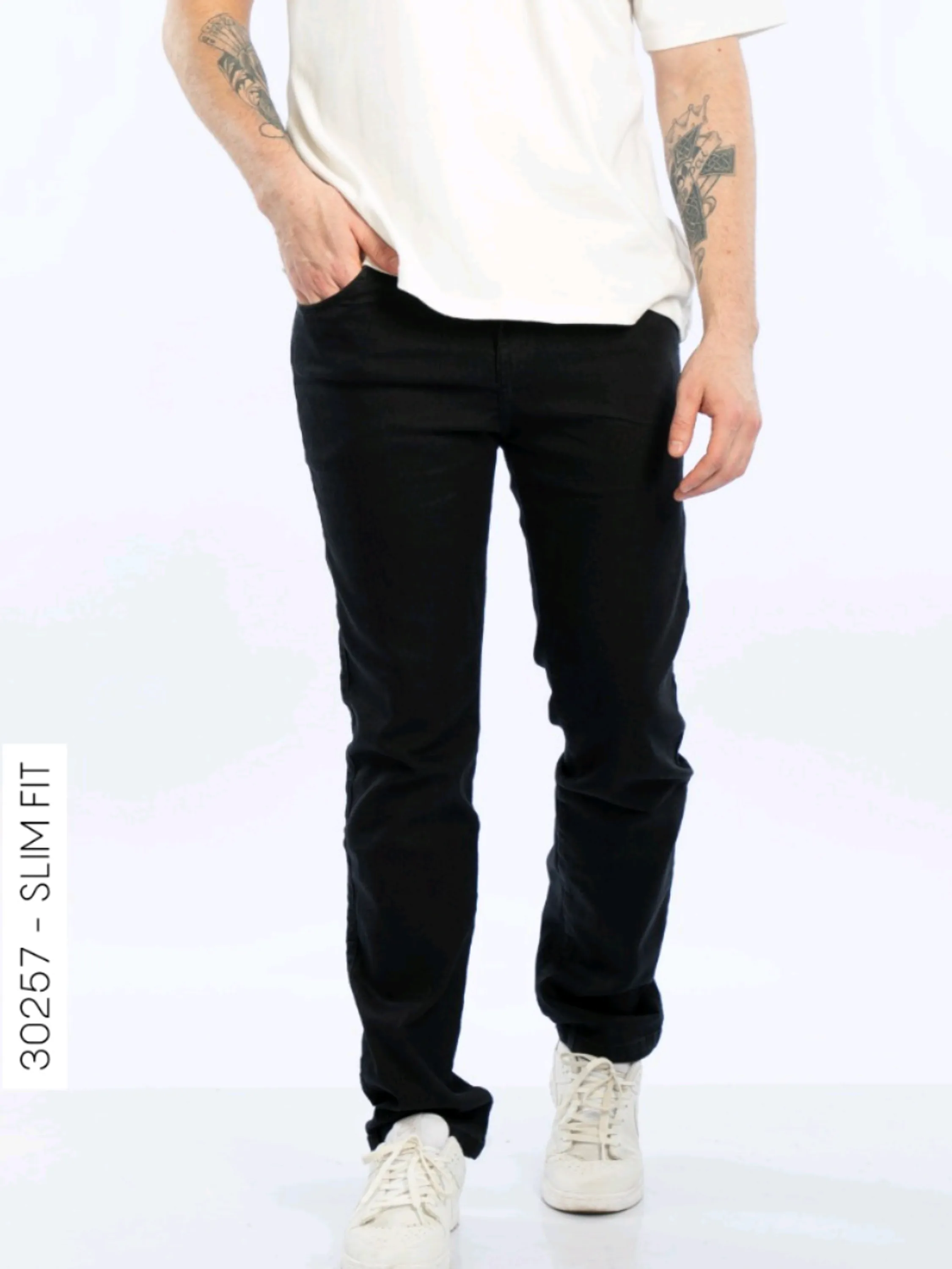 Calça Jeans Masculina Biotipo  Calça slim fit masculina, feita em algodão, poliéster e elastano de lavagem escura . Possui forro de bolso. *Zíper e botão frontal *Pala reta *Bolsos ... diversos modelos disponíveis