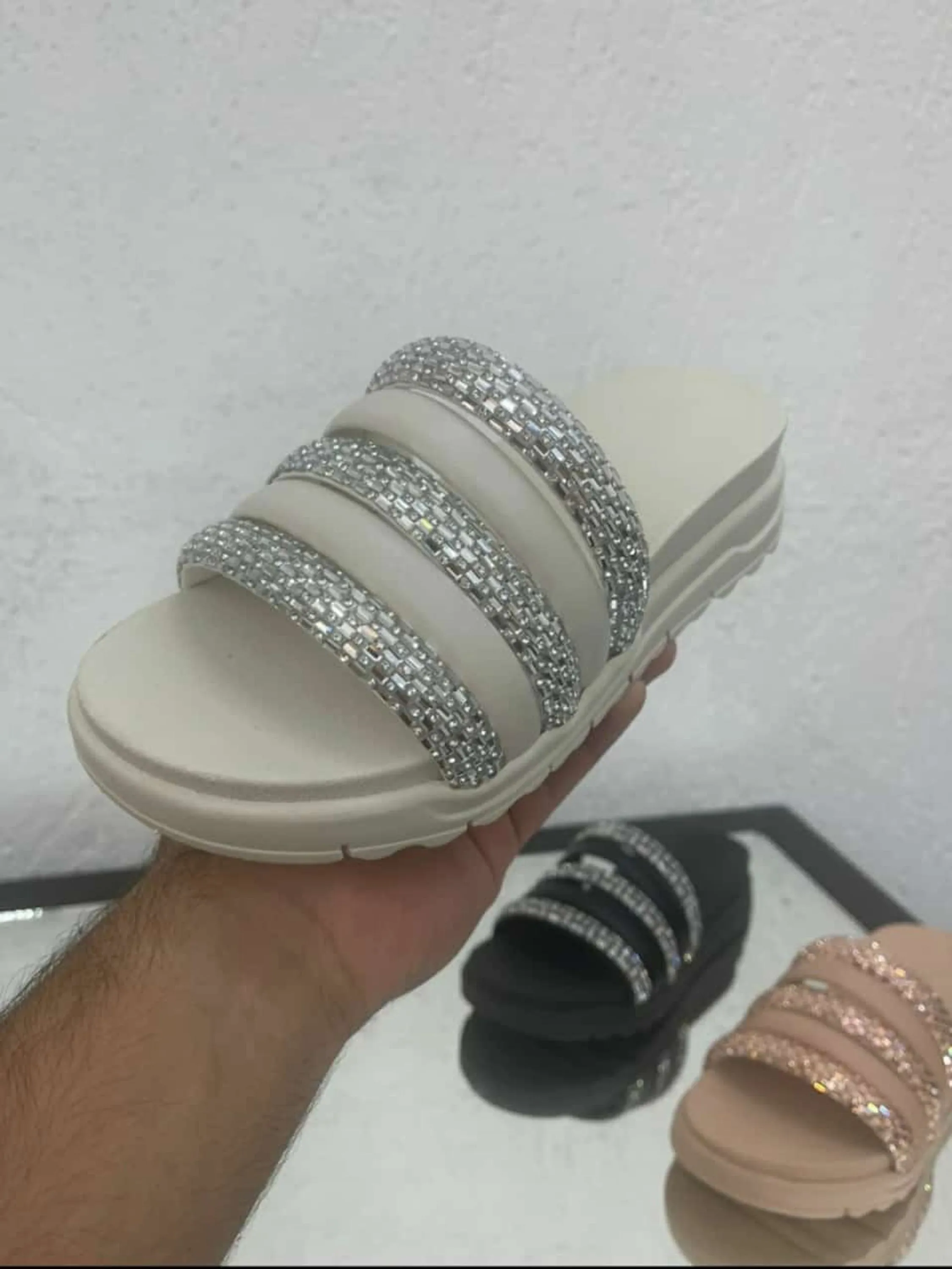 chinelo slide com pedrarias