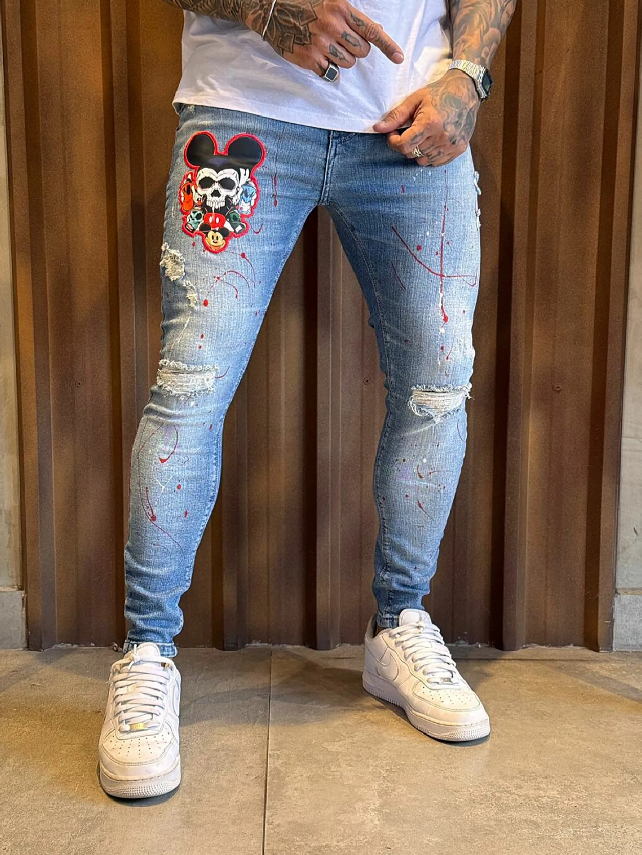 Calça Jeans  Prêmio com Elastano, a escolha perfeita para homens que buscam aliar conforto, estilo e flexibilidade. Feita com denim premium e uma dose generosa de elastano, esta calça oferece um ajuste excepcional que se adapta aos seus movimentos, proporcionando máxima liberdade e conforto. Com um design moderno e detalhes sofisticados, é ideal para quem deseja um visual elegante e casual para qualquer ocasião.  Elasticidade e Conforto: A mistura de denim premium com elastano garante uma calça que se ajusta ao corpo sem restringir os movimentos, oferecendo conforto inigualável durante todo o dia.  Estilo Versátil: O corte moderno e ajustado faz desta calça a escolha perfeita para combinar com camisetas, camisas ou blazers, permitindo transitar facilmente entre o casual e o sofisticado.  Detalhes de Alta Qualidade: Acabamentos refinados, costuras reforçadas e bolsos funcionais conferem um toque de elegância e praticidade, fazendo desta calça uma peça essencial no seu guarda-roupa.  Durabilidade Premium: Feita com materiais de alta qualidade que garantem resistência ao uso diário, mantendo a forma e o estilo impecáveis por muito mais tempo.  Adicione a calça Jogador Jeans Prêmio com Elastano ao seu carrinho agora e experimente o conforto e a elegância que você merece