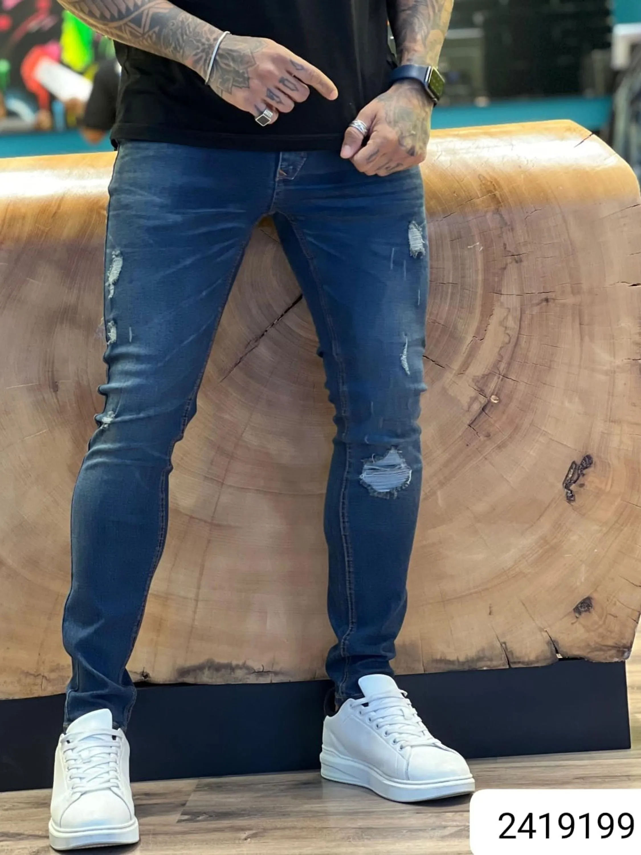 Calça Jogador Jeans Prêmio com Elastano, a escolha perfeita para homens que buscam aliar conforto, estilo e flexibilidade. Feita com denim premium e uma dose generosa de elastano, esta calça oferece um ajuste excepcional que se adapta aos seus movimentos, proporcionando máxima liberdade e conforto. Com um design moderno e detalhes sofisticados, é ideal para quem deseja um visual elegante e casual para qualquer ocasião.  Elasticidade e Conforto: A mistura de denim premium com elastano garante uma calça que se ajusta ao corpo sem restringir os movimentos, oferecendo conforto inigualável durante todo o dia.  Estilo Versátil: O corte moderno e ajustado faz desta calça a escolha perfeita para combinar com camisetas, camisas ou blazers, permitindo transitar facilmente entre o casual e o sofisticado.  Detalhes de Alta Qualidade: Acabamentos refinados, costuras reforçadas e bolsos funcionais conferem um toque de elegância e praticidade, fazendo desta calça uma peça essencial no seu guarda-roupa.  Durabilidade Premium: Feita com materiais de alta qualidade que garantem resistência ao uso diário, mantendo a forma e o estilo impecáveis por muito mais tempo.  Adicione a calça Jogador Jeans Prêmio com Elastano ao seu carrinho agora e experimente o conforto e a elegância que você merece