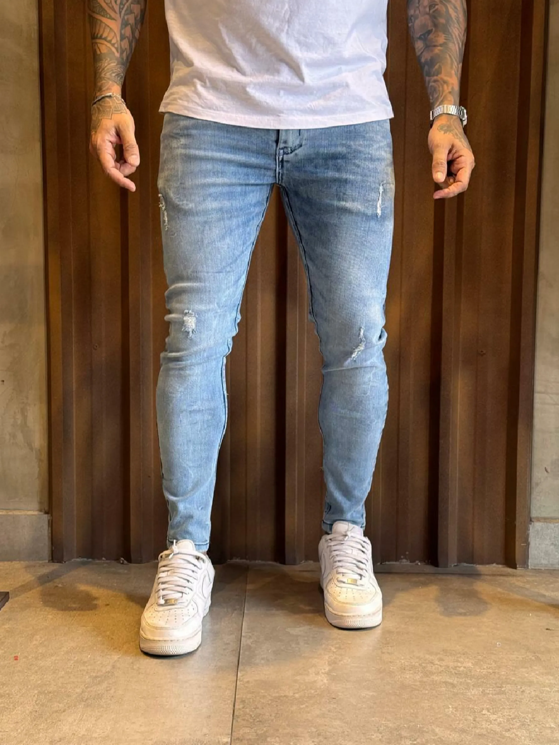 Calça Jeans  Prêmio com Elastano, a escolha perfeita para homens que buscam aliar conforto, estilo e flexibilidade. Feita com denim premium e uma dose generosa de elastano, esta calça oferece um ajuste excepcional que se adapta aos seus movimentos, proporcionando máxima liberdade e conforto. Com um design moderno e detalhes sofisticados, é ideal para quem deseja um visual elegante e casual para qualquer ocasião.  Elasticidade e Conforto: A mistura de denim premium com elastano garante uma calça que se ajusta ao corpo sem restringir os movimentos, oferecendo conforto inigualável durante todo o dia.  Estilo Versátil: O corte moderno e ajustado faz desta calça a escolha perfeita para combinar com camisetas, camisas ou blazers, permitindo transitar facilmente entre o casual e o sofisticado.  Detalhes de Alta Qualidade: Acabamentos refinados, costuras reforçadas e bolsos funcionais conferem um toque de elegância e praticidade, fazendo desta calça uma peça essencial no seu guarda-roupa.  Durabilidade Premium: Feita com materiais de alta qualidade que garantem resistência ao uso diário, mantendo a forma e o estilo impecáveis por muito mais tempo.  Adicione a calça Jogador Jeans Prêmio com Elastano ao seu carrinho agora e experimente o conforto e a elegância que você merece