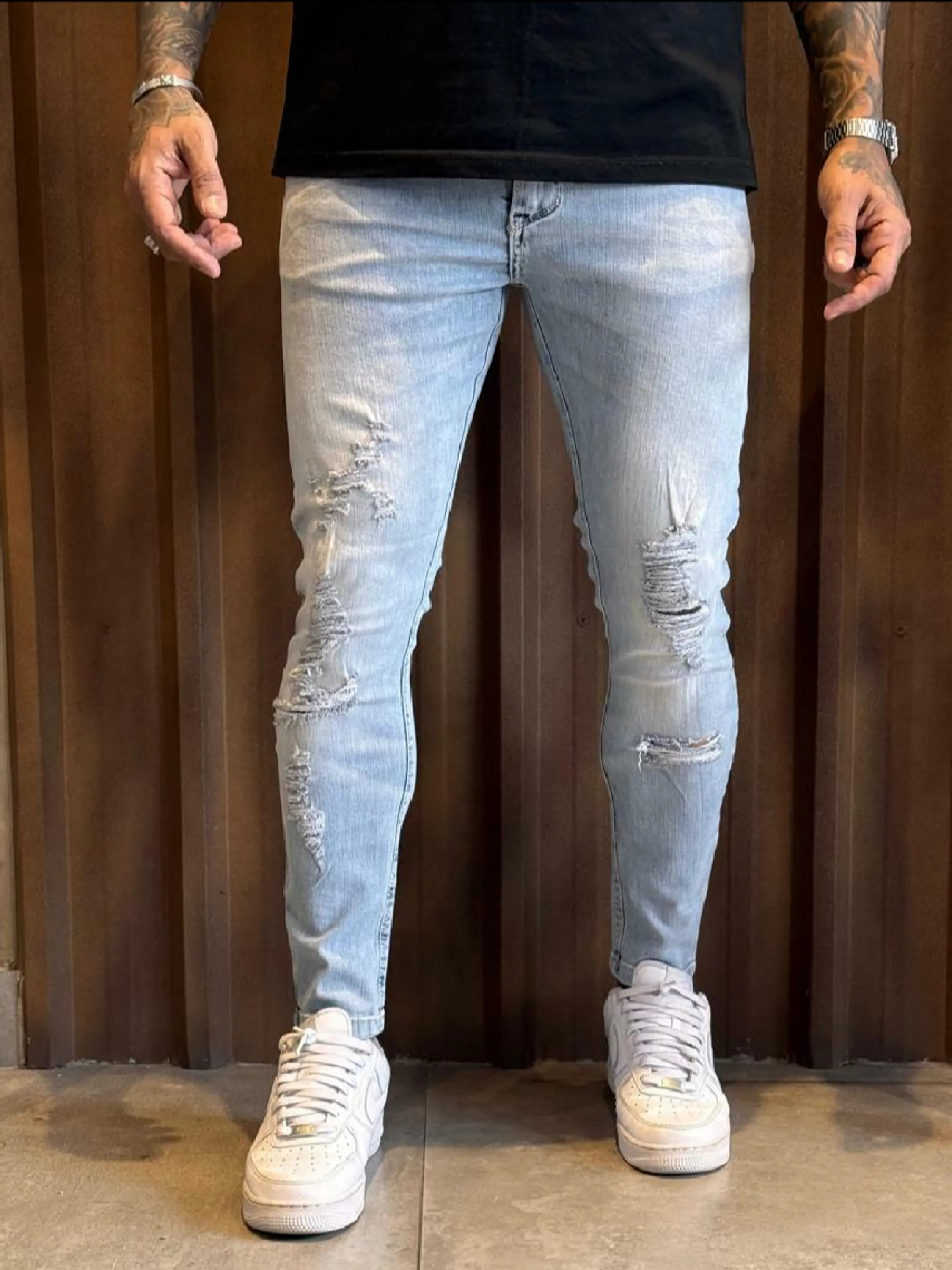 calça jeans masculina lavagem delave com detalhes destroyed, modelo super skin diferenciada.