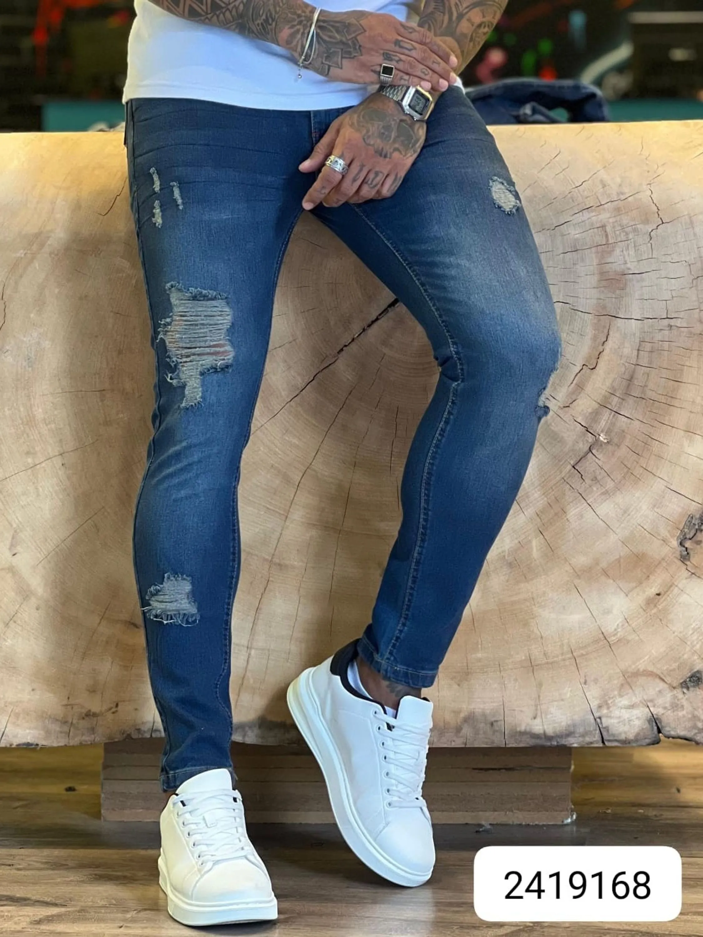 Calça Jogador Jeans Prêmio com Elastano, a escolha perfeita para homens que buscam aliar conforto, estilo e flexibilidade. Feita com denim premium e uma dose generosa de elastano, esta calça oferece um ajuste excepcional que se adapta aos seus movimentos, proporcionando máxima liberdade e conforto. Com um design moderno e detalhes sofisticados, é ideal para quem deseja um visual elegante e casual para qualquer ocasião.  Elasticidade e Conforto: A mistura de denim premium com elastano garante uma calça que se ajusta ao corpo sem restringir os movimentos, oferecendo conforto inigualável durante todo o dia.  Estilo Versátil: O corte moderno e ajustado faz desta calça a escolha perfeita para combinar com camisetas, camisas ou blazers, permitindo transitar facilmente entre o casual e o sofisticado.  Detalhes de Alta Qualidade: Acabamentos refinados, costuras reforçadas e bolsos funcionais conferem um toque de elegância e praticidade, fazendo desta calça uma peça essencial no seu guarda-roupa.  Durabilidade Premium: Feita com materiais de alta qualidade que garantem resistência ao uso diário, mantendo a forma e o estilo impecáveis por muito mais tempo.  Adicione a calça Jogador Jeans Prêmio com Elastano ao seu carrinho agora e experimente o conforto e a elegância que você merece