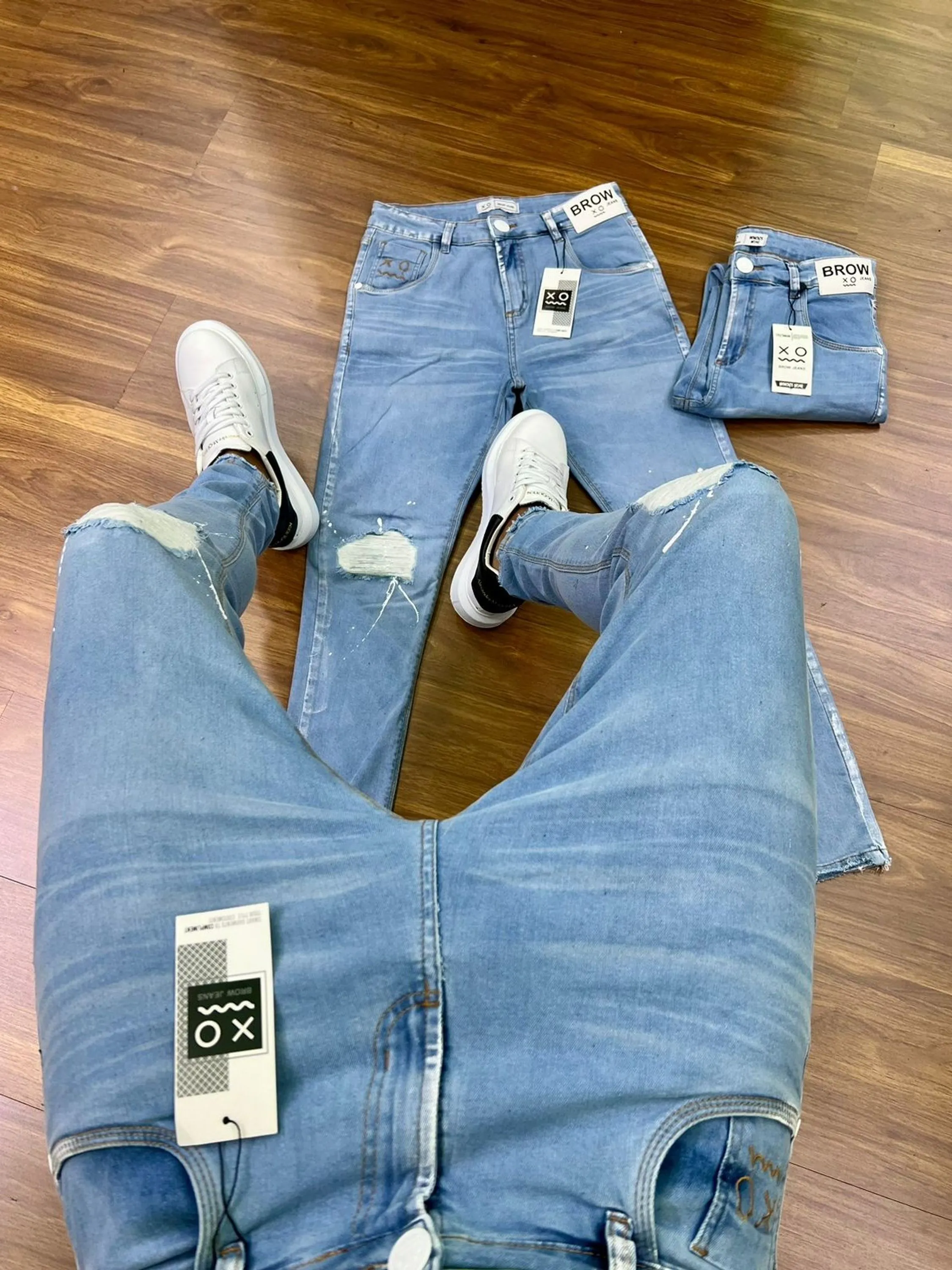 Calça Jogador Jeans Prêmio com Elastano, a escolha perfeita para homens que buscam aliar conforto, estilo e flexibilidade. Feita com denim premium e uma dose generosa de elastano, esta calça oferece um ajuste excepcional que se adapta aos seus movimentos, proporcionando máxima liberdade e conforto. Com um design moderno e detalhes sofisticados, é ideal para quem deseja um visual elegante e casual para qualquer ocasião.  Elasticidade e Conforto: A mistura de denim premium com elastano garante uma calça que se ajusta ao corpo sem restringir os movimentos, oferecendo conforto inigualável durante todo o dia.  Estilo Versátil: O corte moderno e ajustado faz desta calça a escolha perfeita para combinar com camisetas, camisas ou blazers, permitindo transitar facilmente entre o casual e o sofisticado.  Detalhes de Alta Qualidade: Acabamentos refinados, costuras reforçadas e bolsos funcionais conferem um toque de elegância e praticidade, fazendo desta calça uma peça essencial no seu guarda-roupa.  Durabilidade Premium: Feita com materiais de alta qualidade que garantem resistência ao uso diário, mantendo a forma e o estilo impecáveis por muito mais tempo.  Adicione a calça Jogador Jeans Prêmio com Elastano ao seu carrinho agora e experimente o conforto e a elegância que você merece