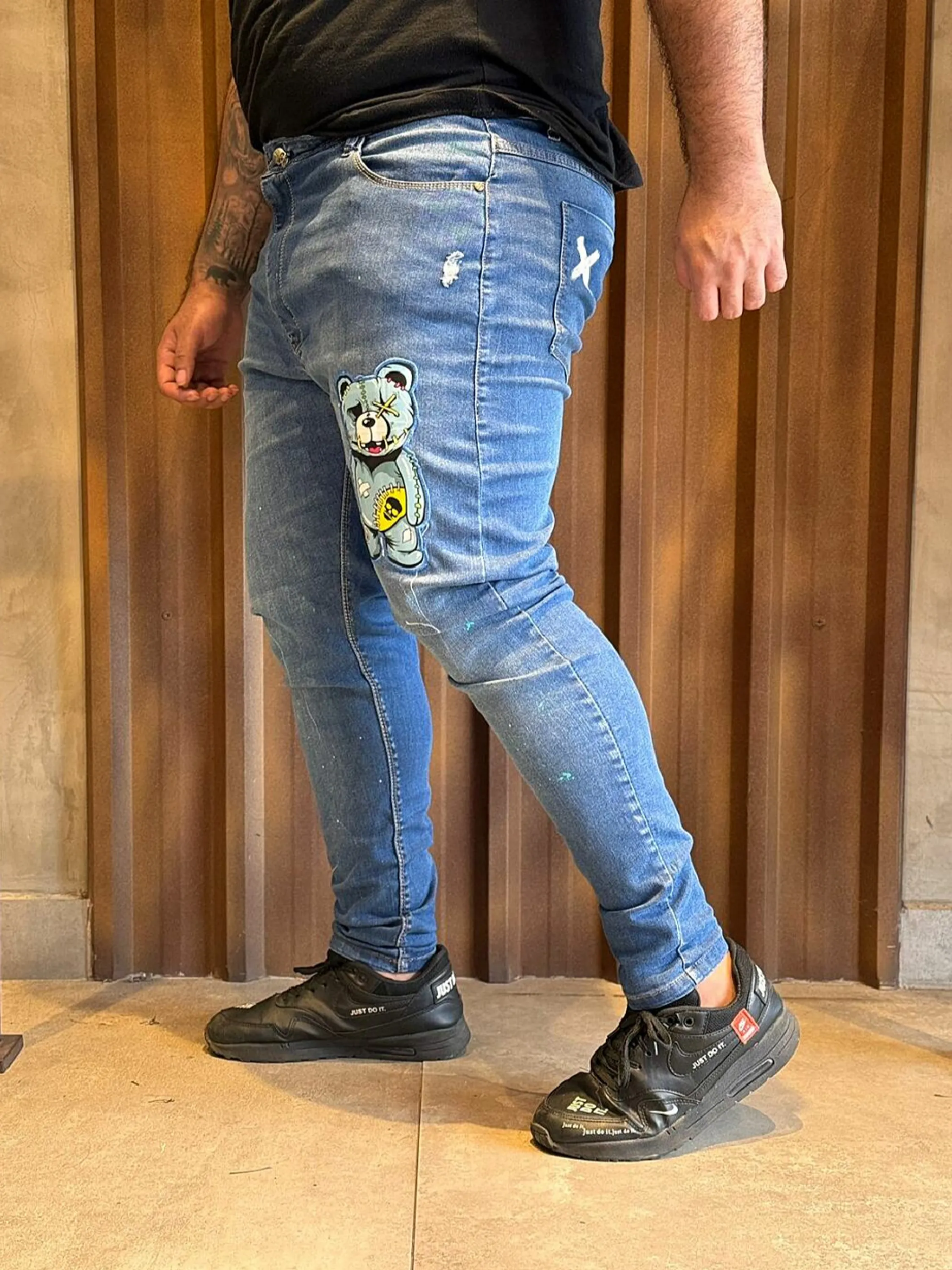 Calça Jeans  Prêmio com Elastano, a escolha perfeita para homens que buscam aliar conforto, estilo e flexibilidade. Feita com denim premium e uma dose generosa de elastano, esta calça oferece um ajuste excepcional que se adapta aos seus movimentos, proporcionando máxima liberdade e conforto. Com um design moderno e detalhes sofisticados, é ideal para quem deseja um visual elegante e casual para qualquer ocasião.  Elasticidade e Conforto: A mistura de denim premium com elastano garante uma calça que se ajusta ao corpo sem restringir os movimentos, oferecendo conforto inigualável durante todo o dia.  Estilo Versátil: O corte moderno e ajustado faz desta calça a escolha perfeita para combinar com camisetas, camisas ou blazers, permitindo transitar facilmente entre o casual e o sofisticado.  Detalhes de Alta Qualidade: Acabamentos refinados, costuras reforçadas e bolsos funcionais conferem um toque de elegância e praticidade, fazendo desta calça uma peça essencial no seu guarda-roupa.  Durabilidade Premium: Feita com materiais de alta qualidade que garantem resistência ao uso diário, mantendo a forma e o estilo impecáveis por muito mais tempo.  Adicione a calça Jogador Jeans Prêmio com Elastano ao seu carrinho agora e experimente o conforto e a elegância que você merece