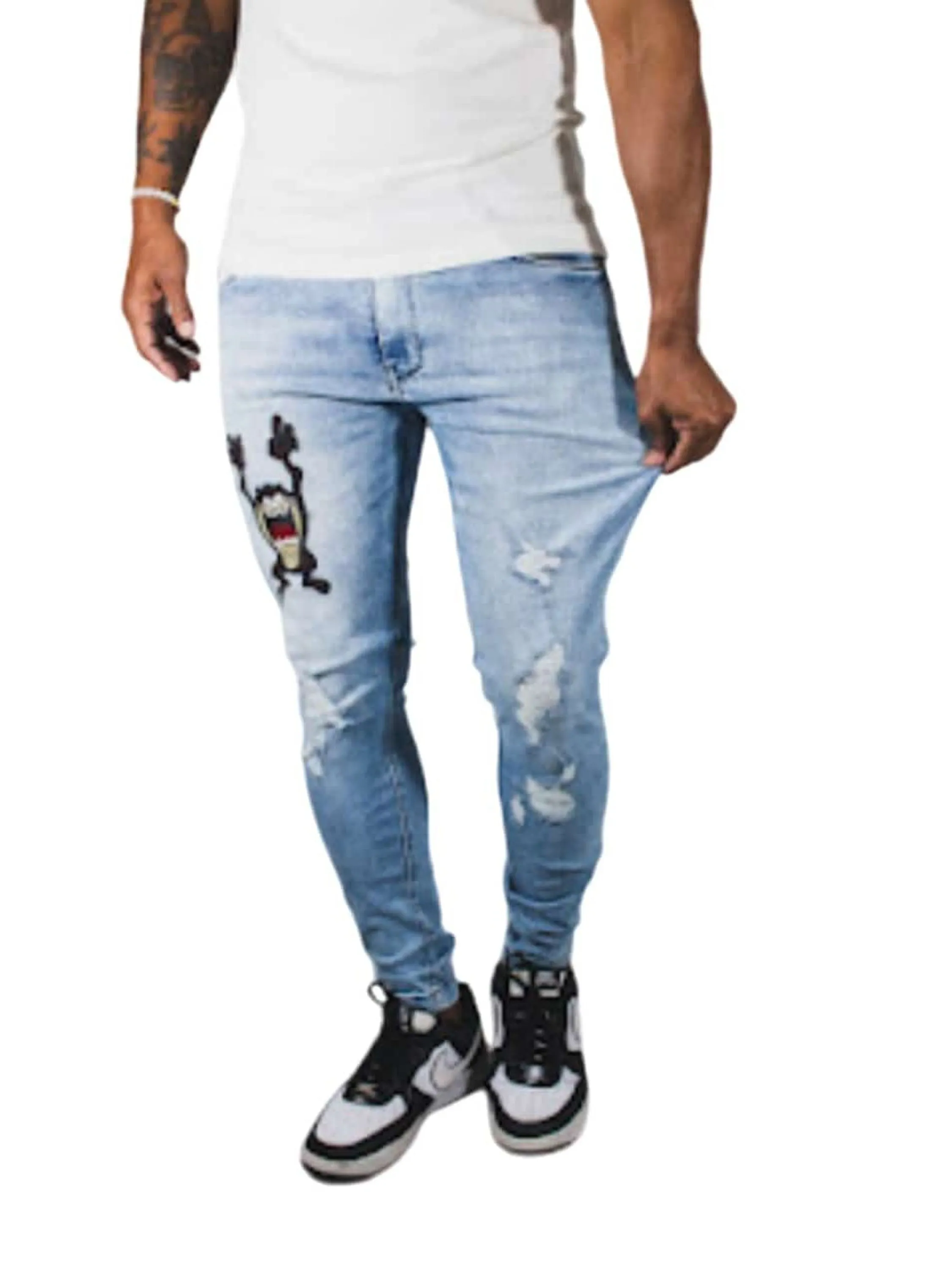 Calça Jogador Jeans Prêmio com Elastano, a escolha perfeita para homens que buscam aliar conforto, estilo e flexibilidade. Feita com denim premium e uma dose generosa de elastano, esta calça oferece um ajuste excepcional que se adapta aos seus movimentos, proporcionando máxima liberdade e conforto. Com um design moderno e detalhes sofisticados, é ideal para quem deseja um visual elegante e casual para qualquer ocasião.  Elasticidade e Conforto: A mistura de denim premium com elastano garante uma calça que se ajusta ao corpo sem restringir os movimentos, oferecendo conforto inigualável durante todo o dia.  Estilo Versátil: O corte moderno e ajustado faz desta calça a escolha perfeita para combinar com camisetas, camisas ou blazers, permitindo transitar facilmente entre o casual e o sofisticado.  Detalhes de Alta Qualidade: Acabamentos refinados, costuras reforçadas e bolsos funcionais conferem um toque de elegância e praticidade, fazendo desta calça uma peça essencial no seu guarda-roupa.  Durabilidade Premium: Feita com materiais de alta qualidade que garantem resistência ao uso diário, mantendo a forma e o estilo impecáveis por muito mais tempo.  Adicione a calça Jogador Jeans Prêmio com Elastano ao seu carrinho agora e experimente o conforto e a elegância que você merece