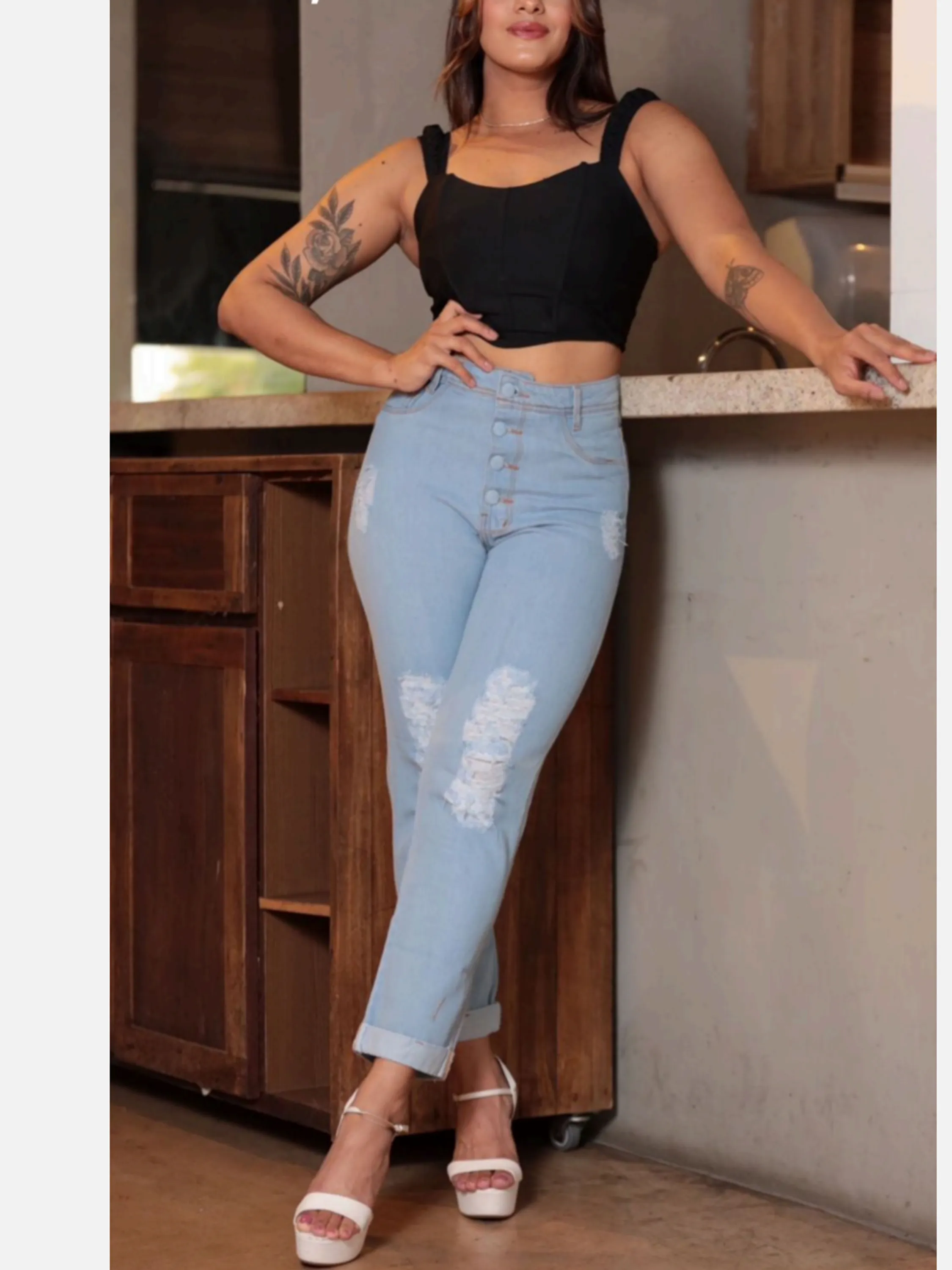 Mom jeans   feminina, exclusividade do tamanho 36 ao 44,  Premium de alta qualidade !!! faça já o seu pedido. A calça mom é confeccionada para valorizar a mulher, composição 1%elastano 98%algodao 1% poliéster