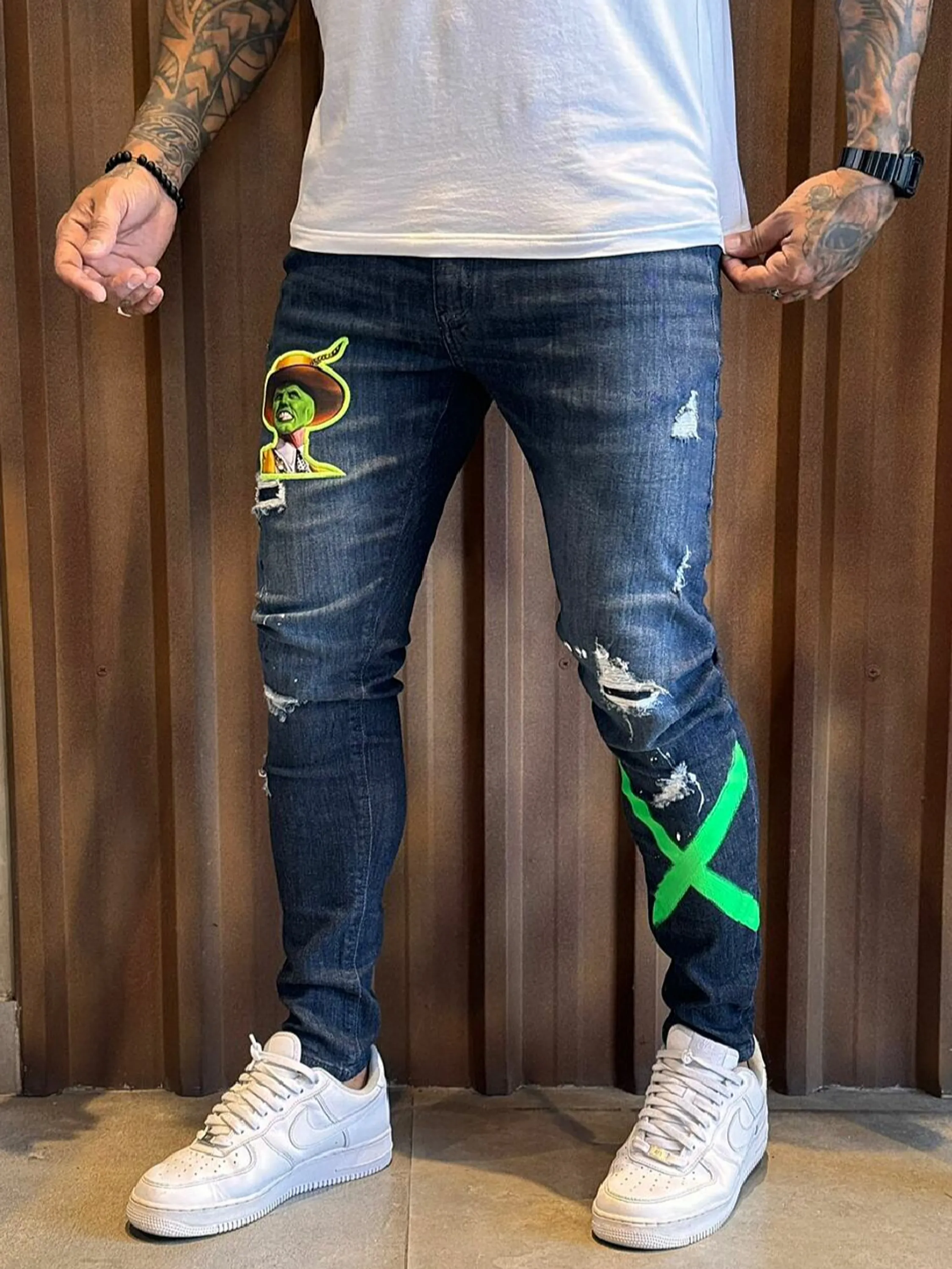 Calça Jogador Jeans Prêmio com Elastano, a escolha perfeita para homens que buscam aliar conforto, estilo e flexibilidade. Feita com denim premium e uma dose generosa de elastano, esta calça oferece um ajuste excepcional que se adapta aos seus movimentos, proporcionando máxima liberdade e conforto. Com um design moderno e detalhes sofisticados, é ideal para quem deseja um visual elegante e casual para qualquer ocasião.  Elasticidade e Conforto: A mistura de denim premium com elastano garante uma calça que se ajusta ao corpo sem restringir os movimentos, oferecendo conforto inigualável durante todo o dia.  Estilo Versátil: O corte moderno e ajustado faz desta calça a escolha perfeita para combinar com camisetas, camisas ou blazers, permitindo transitar facilmente entre o casual e o sofisticado.  Detalhes de Alta Qualidade: Acabamentos refinados, costuras reforçadas e bolsos funcionais conferem um toque de elegância e praticidade, fazendo desta calça uma peça essencial no seu guarda-roupa.  Durabilidade Premium: Feita com materiais de alta qualidade que garantem resistência ao uso diário, mantendo a forma e o estilo impecáveis por muito mais tempo.  Adicione a calça Jogador Jeans Prêmio com Elastano ao seu carrinho agora e experimente o conforto e a elegância que você merece