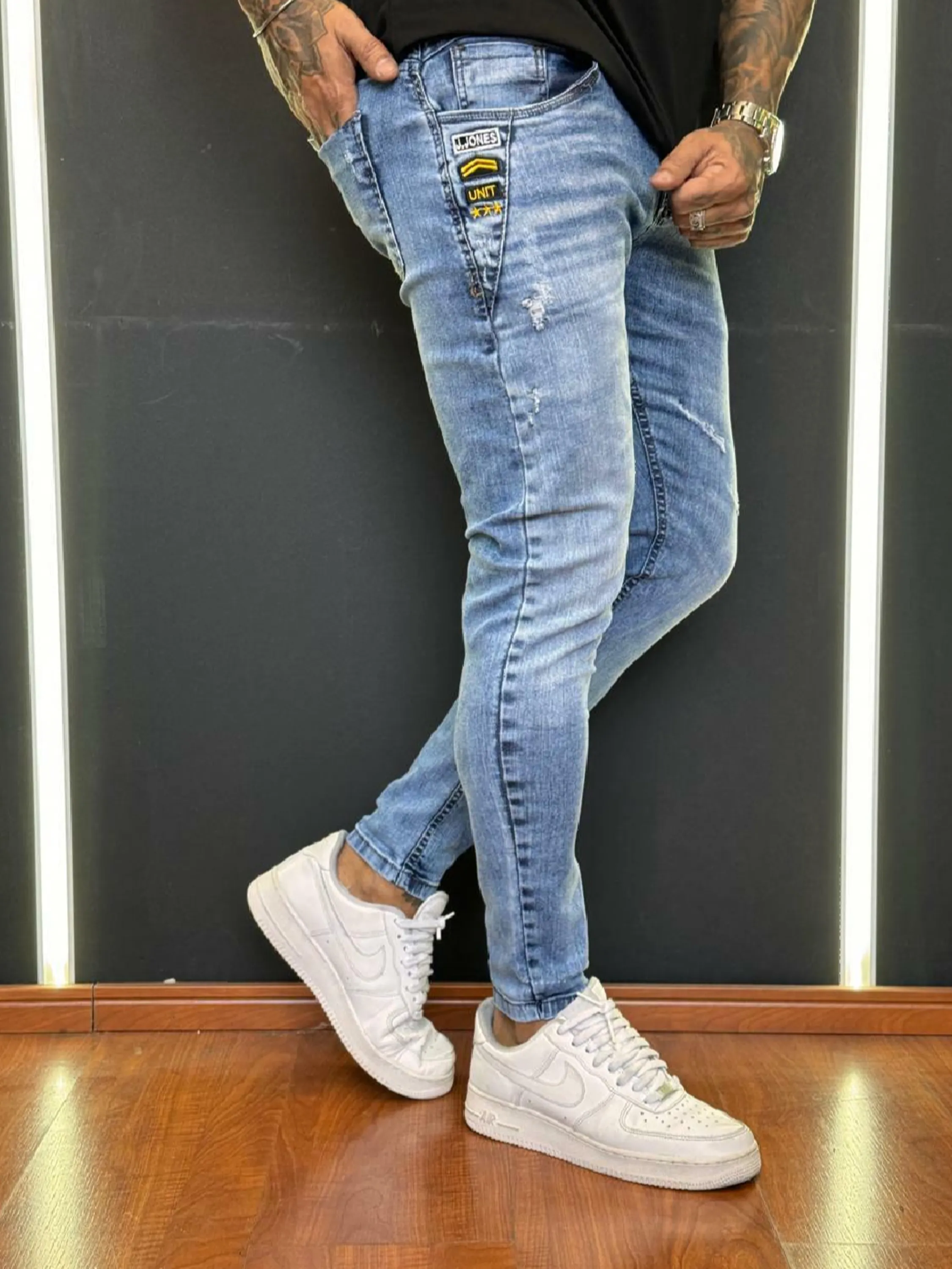 Calça Jogador Jeans Prêmio com Elastano, a escolha perfeita para homens que buscam aliar conforto, estilo e flexibilidade. Feita com denim premium e uma dose generosa de elastano, esta calça oferece um ajuste excepcional que se adapta aos seus movimentos, proporcionando máxima liberdade e conforto. Com um design moderno e detalhes sofisticados, é ideal para quem deseja um visual elegante e casual para qualquer ocasião.  Elasticidade e Conforto: A mistura de denim premium com elastano garante uma calça que se ajusta ao corpo sem restringir os movimentos, oferecendo conforto inigualável durante todo o dia.  Estilo Versátil: O corte moderno e ajustado faz desta calça a escolha perfeita para combinar com camisetas, camisas ou blazers, permitindo transitar facilmente entre o casual e o sofisticado.  Detalhes de Alta Qualidade: Acabamentos refinados, costuras reforçadas e bolsos funcionais conferem um toque de elegância e praticidade, fazendo desta calça uma peça essencial no seu guarda-roupa.  Durabilidade Premium: Feita com materiais de alta qualidade que garantem resistência ao uso diário, mantendo a forma e o estilo impecáveis por muito mais tempo.  Adicione a calça Jogador Jeans Prêmio com Elastano ao seu carrinho agora e experimente o conforto e a elegância que você merece