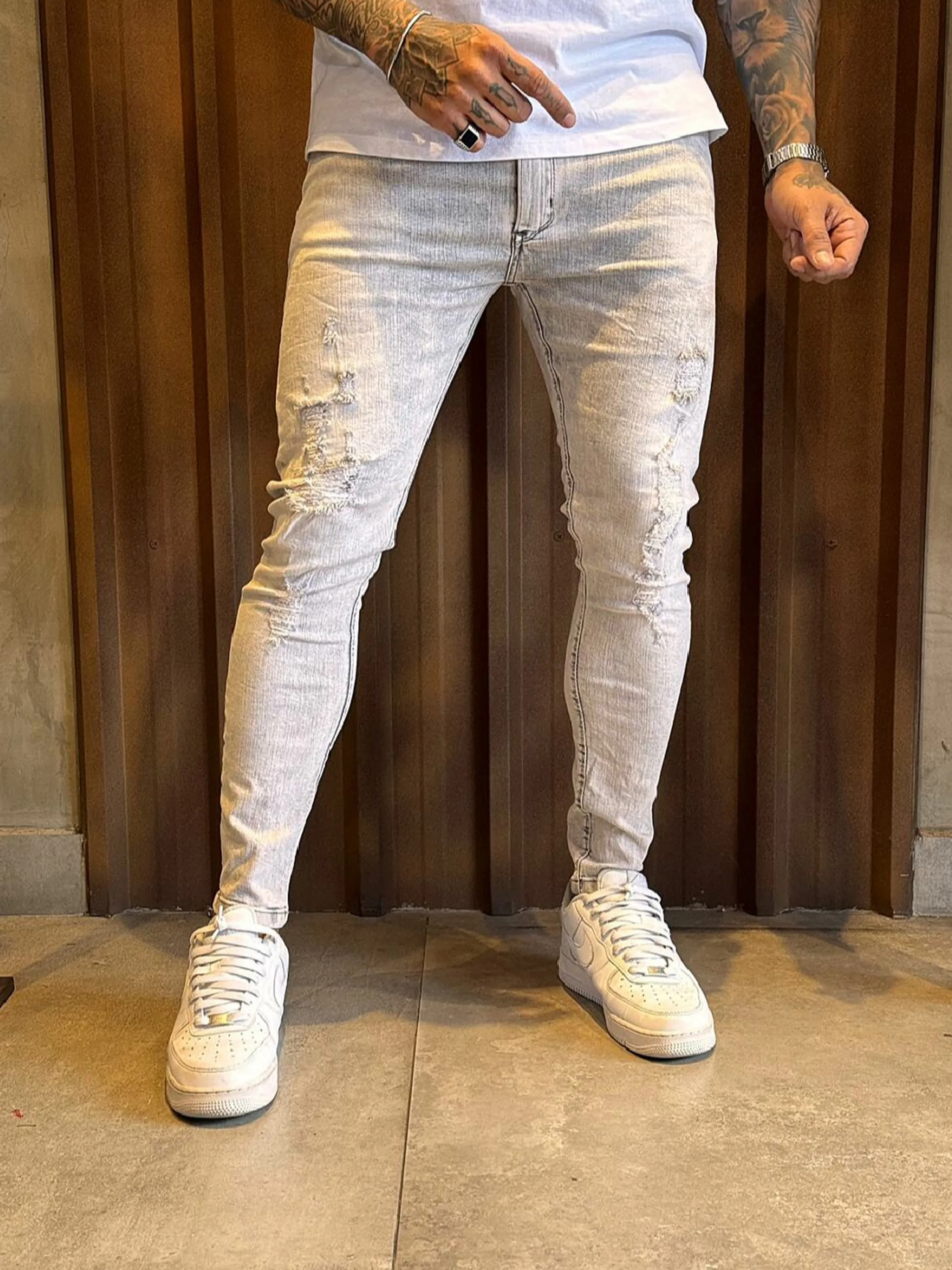 Calça Jeans  Prêmio com Elastano, a escolha perfeita para homens que buscam aliar conforto, estilo e flexibilidade. Feita com denim premium e uma dose generosa de elastano, esta calça oferece um ajuste excepcional que se adapta aos seus movimentos, proporcionando máxima liberdade e conforto. Com um design moderno e detalhes sofisticados, é ideal para quem deseja um visual elegante e casual para qualquer ocasião.  Elasticidade e Conforto: A mistura de denim premium com elastano garante uma calça que se ajusta ao corpo sem restringir os movimentos, oferecendo conforto inigualável durante todo o dia.  Estilo Versátil: O corte moderno e ajustado faz desta calça a escolha perfeita para combinar com camisetas, camisas ou blazers, permitindo transitar facilmente entre o casual e o sofisticado.  Detalhes de Alta Qualidade: Acabamentos refinados, costuras reforçadas e bolsos funcionais conferem um toque de elegância e praticidade, fazendo desta calça uma peça essencial no seu guarda-roupa.  Durabilidade Premium: Feita com materiais de alta qualidade que garantem resistência ao uso diário, mantendo a forma e o estilo impecáveis por muito mais tempo.  Adicione a calça Jogador Jeans Prêmio com Elastano ao seu carrinho agora e experimente o conforto e a elegância que você merece