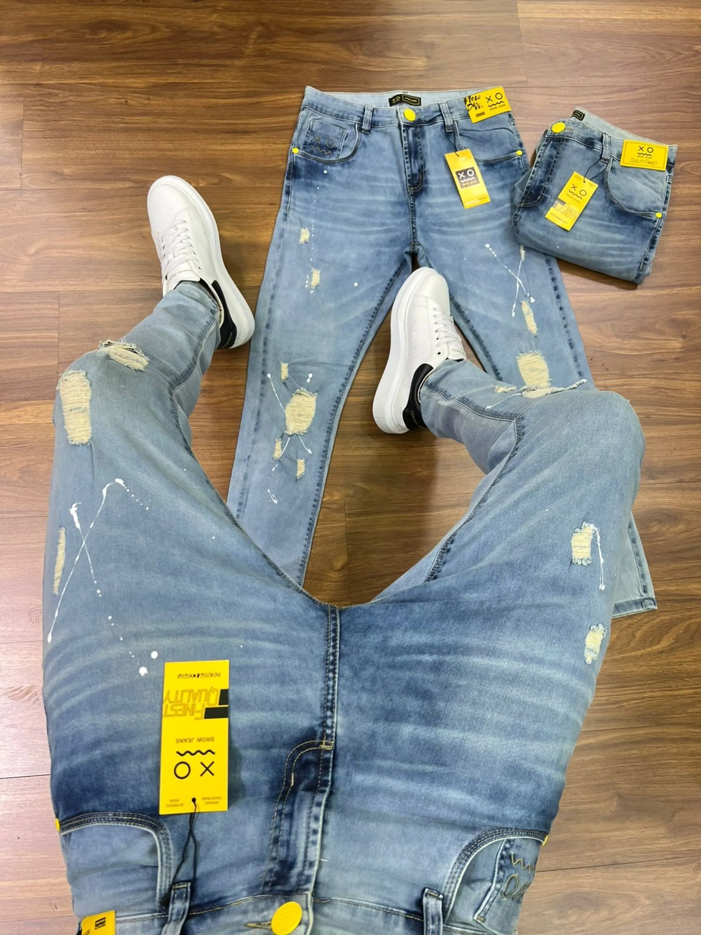 Calça Jogador Jeans Prêmio com Elastano, a escolha perfeita para homens que buscam aliar conforto, estilo e flexibilidade. Feita com denim premium e uma dose generosa de elastano, esta calça oferece um ajuste excepcional que se adapta aos seus movimentos, proporcionando máxima liberdade e conforto. Com um design moderno e detalhes sofisticados, é ideal para quem deseja um visual elegante e casual para qualquer ocasião.  Elasticidade e Conforto: A mistura de denim premium com elastano garante uma calça que se ajusta ao corpo sem restringir os movimentos, oferecendo conforto inigualável durante todo o dia.  Estilo Versátil: O corte moderno e ajustado faz desta calça a escolha perfeita para combinar com camisetas, camisas ou blazers, permitindo transitar facilmente entre o casual e o sofisticado.  Detalhes de Alta Qualidade: Acabamentos refinados, costuras reforçadas e bolsos funcionais conferem um toque de elegância e praticidade, fazendo desta calça uma peça essencial no seu guarda-roupa.  Durabilidade Premium: Feita com materiais de alta qualidade que garantem resistência ao uso diário, mantendo a forma e o estilo impecáveis por muito mais tempo.  Adicione a calça Jogador Jeans Prêmio com Elastano ao seu carrinho agora e experimente o conforto e a elegância que você merece