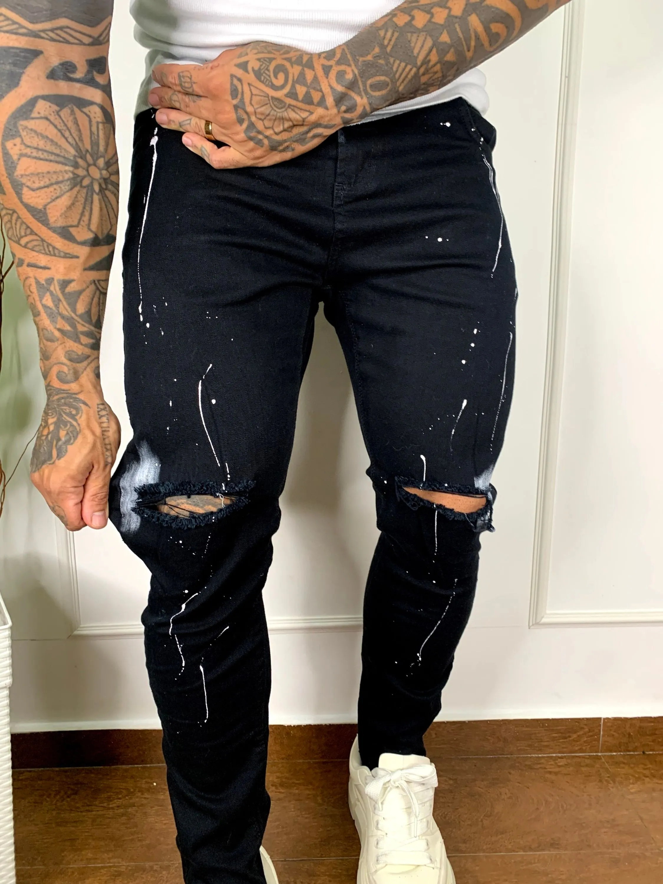 calça jeans preta skinny com pigmentação
