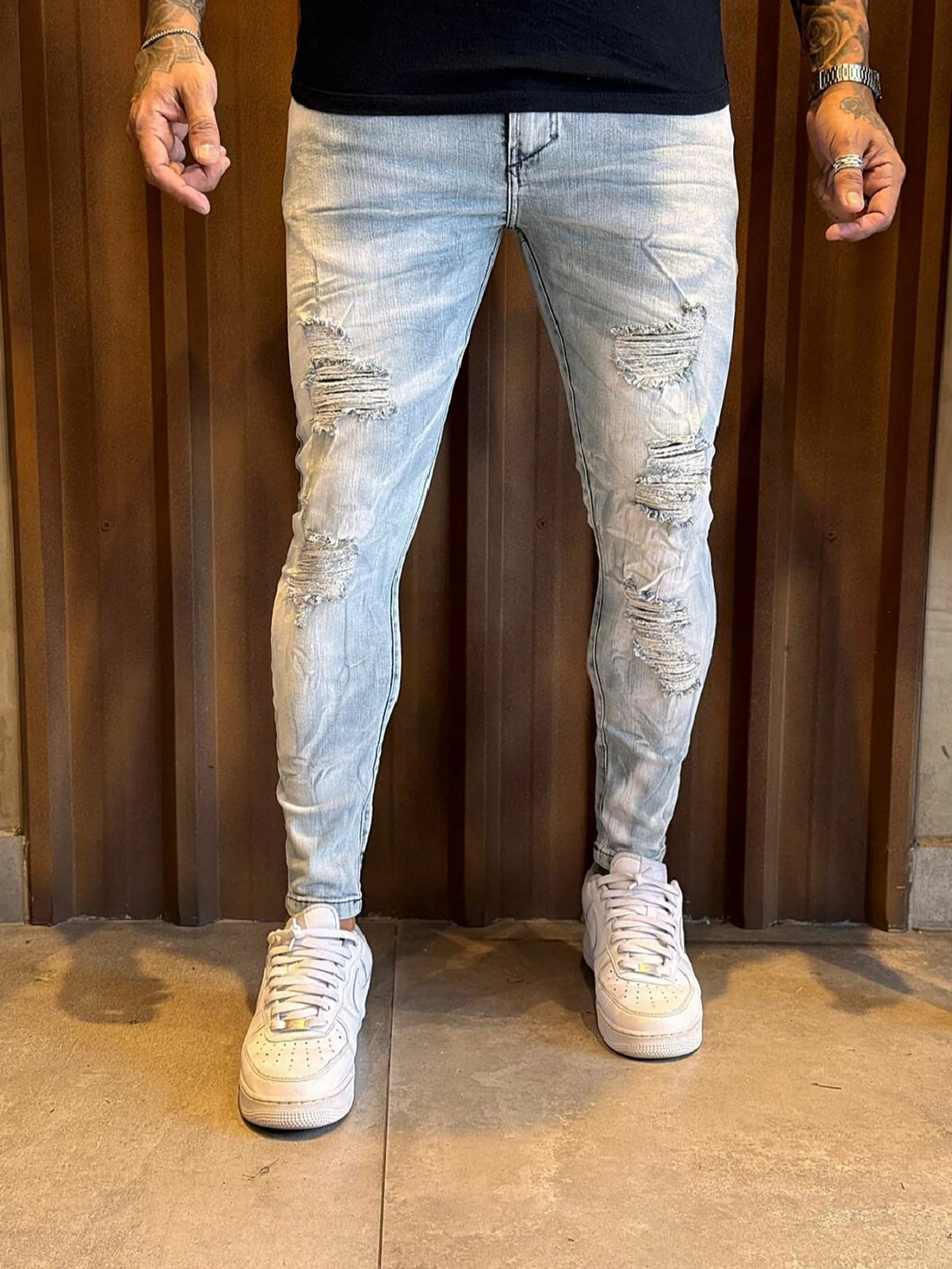 Calça Jeans  Prêmio com Elastano, a escolha perfeita para homens que buscam aliar conforto, estilo e flexibilidade. Feita com denim premium e uma dose generosa de elastano, esta calça oferece um ajuste excepcional que se adapta aos seus movimentos, proporcionando máxima liberdade e conforto. Com um design moderno e detalhes sofisticados, é ideal para quem deseja um visual elegante e casual para qualquer ocasião.  Elasticidade e Conforto: A mistura de denim premium com elastano garante uma calça que se ajusta ao corpo sem restringir os movimentos, oferecendo conforto inigualável durante todo o dia.  Estilo Versátil: O corte moderno e ajustado faz desta calça a escolha perfeita para combinar com camisetas, camisas ou blazers, permitindo transitar facilmente entre o casual e o sofisticado.  Detalhes de Alta Qualidade: Acabamentos refinados, costuras reforçadas e bolsos funcionais conferem um toque de elegância e praticidade, fazendo desta calça uma peça essencial no seu guarda-roupa.  Durabilidade Premium: Feita com materiais de alta qualidade que garantem resistência ao uso diário, mantendo a forma e o estilo impecáveis por muito mais tempo.  Adicione a calça Jogador Jeans Prêmio com Elastano ao seu carrinho agora e experimente o conforto e a elegância que você merece