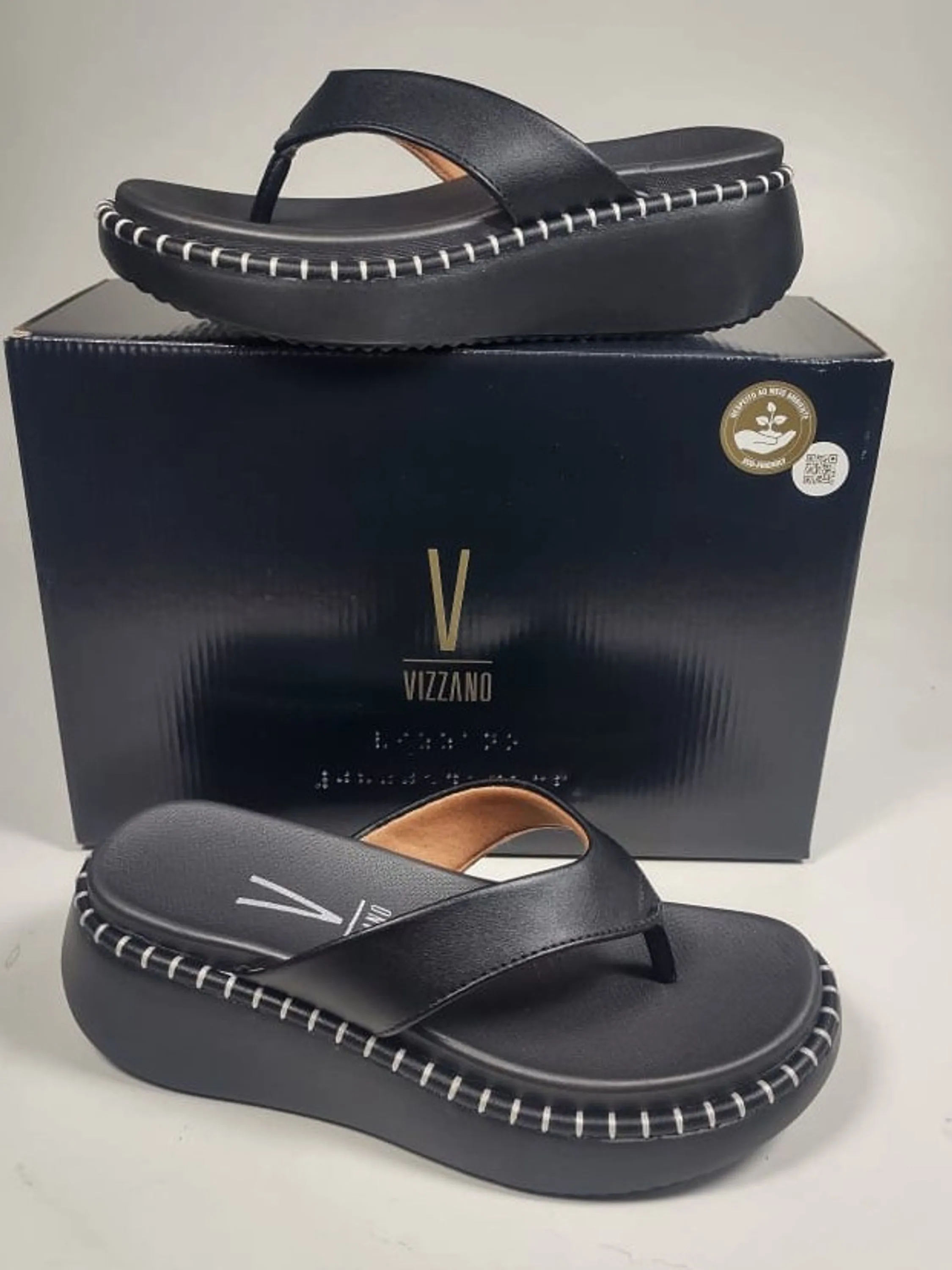 Chinelo preto de dedo Vizzano feminino tipo plataforma.