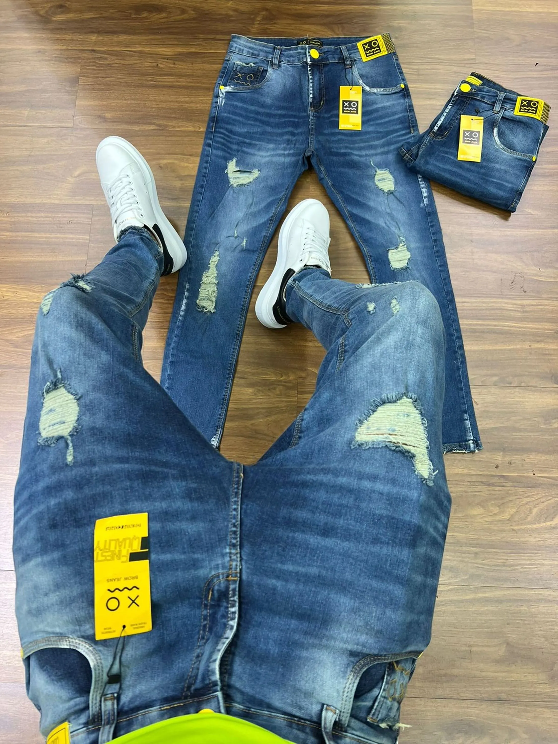 Calça Jogador Jeans Prêmio com Elastano, a escolha perfeita para homens que buscam aliar conforto, estilo e flexibilidade. Feita com denim premium e uma dose generosa de elastano, esta calça oferece um ajuste excepcional que se adapta aos seus movimentos, proporcionando máxima liberdade e conforto. Com um design moderno e detalhes sofisticados, é ideal para quem deseja um visual elegante e casual para qualquer ocasião.  Elasticidade e Conforto: A mistura de denim premium com elastano garante uma calça que se ajusta ao corpo sem restringir os movimentos, oferecendo conforto inigualável durante todo o dia.  Estilo Versátil: O corte moderno e ajustado faz desta calça a escolha perfeita para combinar com camisetas, camisas ou blazers, permitindo transitar facilmente entre o casual e o sofisticado.  Detalhes de Alta Qualidade: Acabamentos refinados, costuras reforçadas e bolsos funcionais conferem um toque de elegância e praticidade, fazendo desta calça uma peça essencial no seu guarda-roupa.  Durabilidade Premium: Feita com materiais de alta qualidade que garantem resistência ao uso diário, mantendo a forma e o estilo impecáveis por muito mais tempo.  Adicione a calça Jogador Jeans Prêmio com Elastano ao seu carrinho agora e experimente o conforto e a elegância que você merece