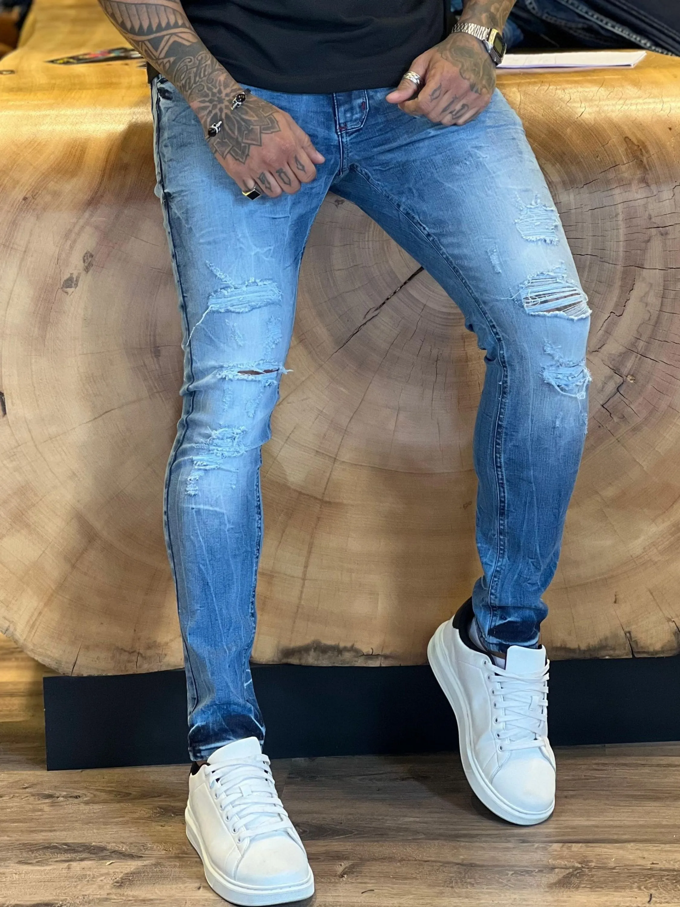 Calça Jeans Black Premium ,CityDenim diferenciada,destroyer alguns detalhes na peça, modelagem super skinny disponível ,  ,Jeans Premium de alta qualidade,nos tamanhos do 38 ao 48